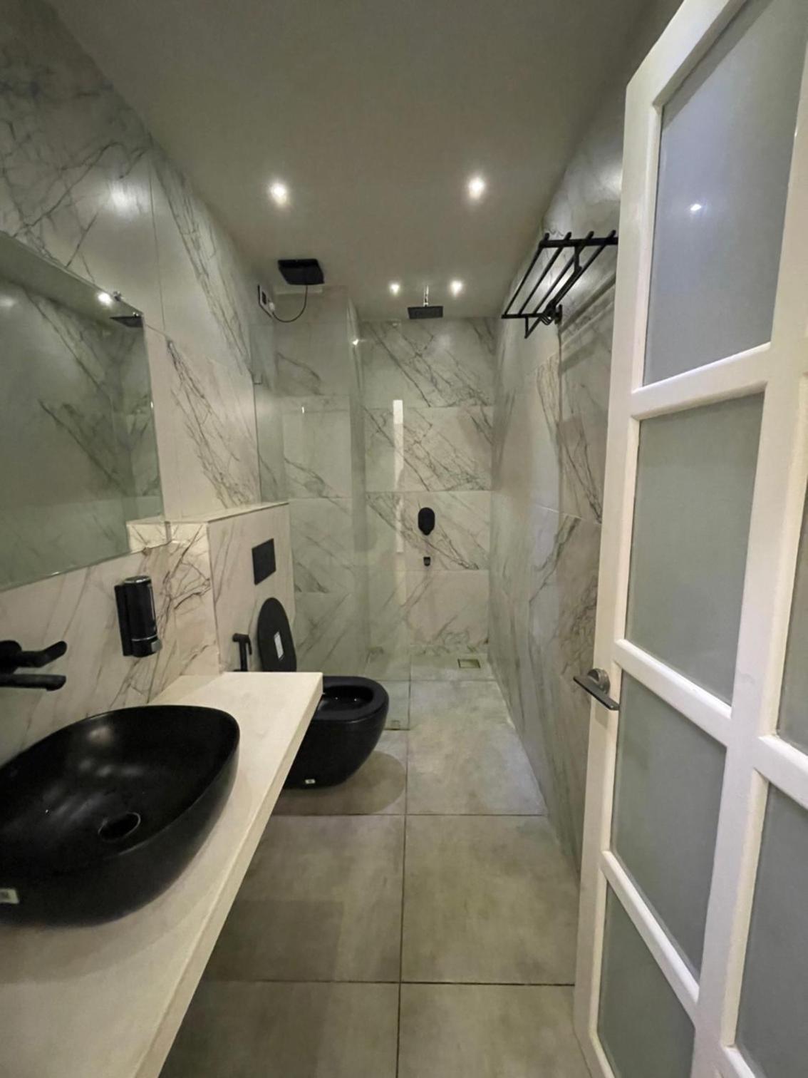 King Suite With Balcony - Photo 19