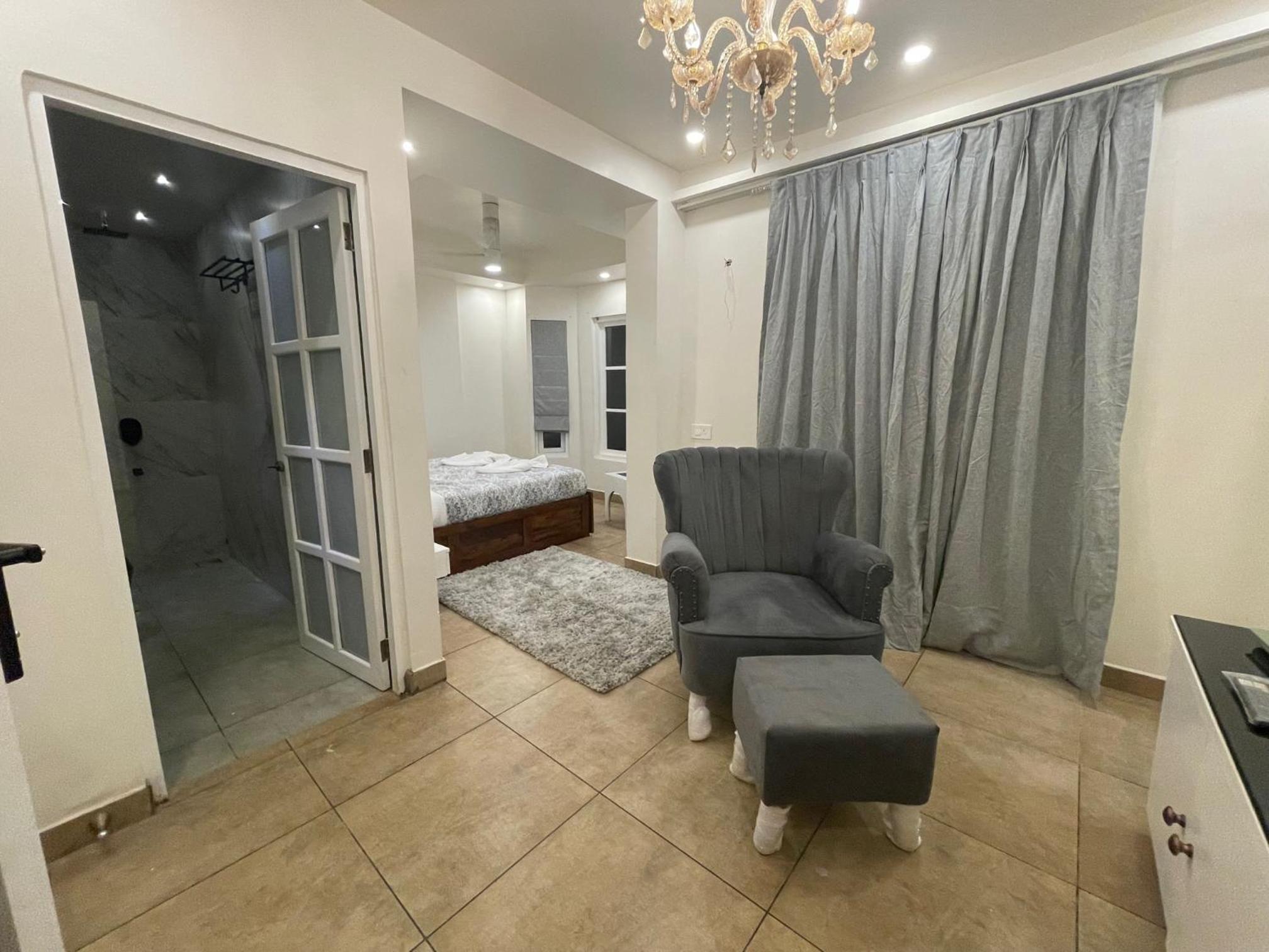 King Suite With Balcony - Photo 21
