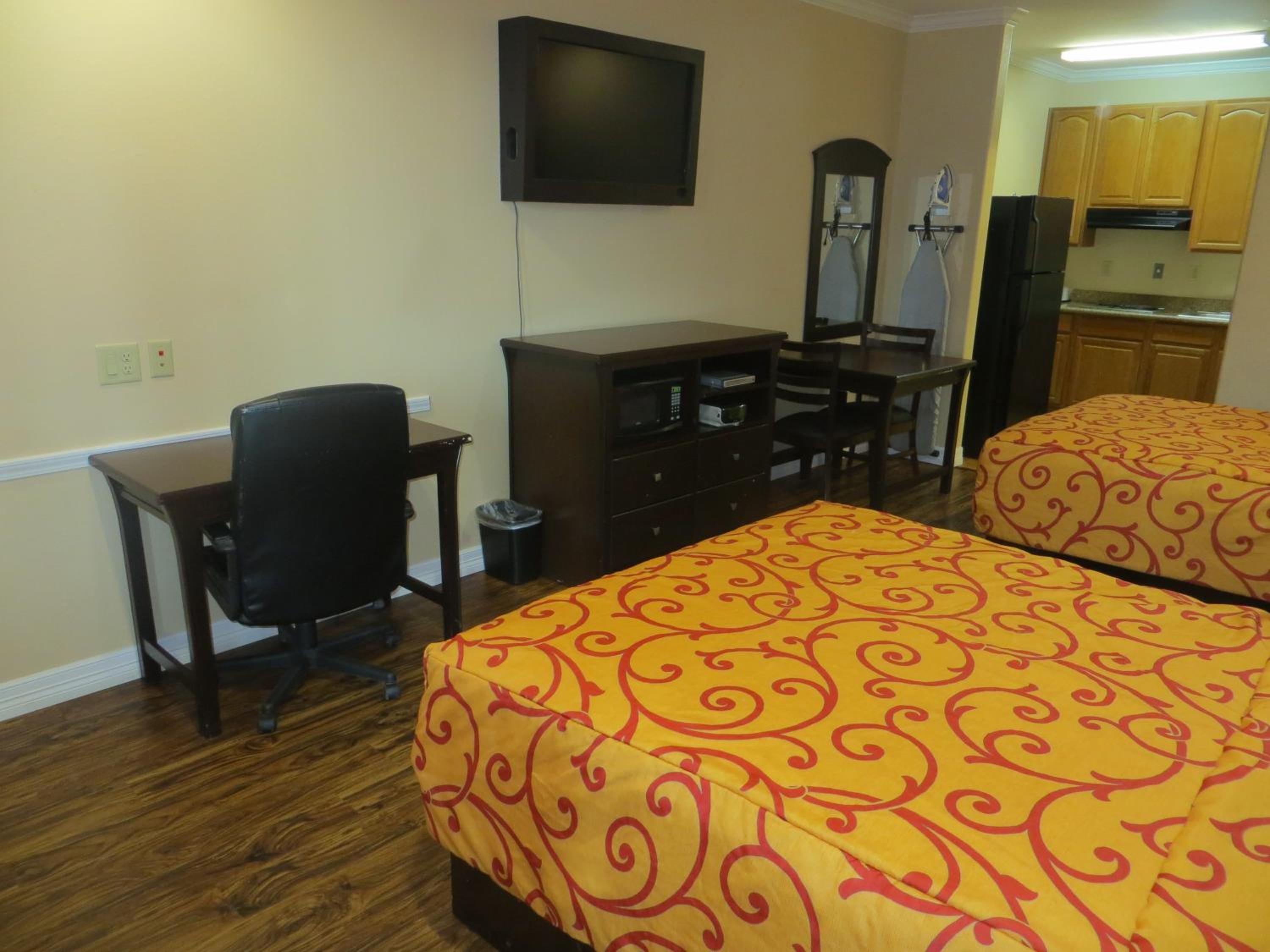 Queen Room with Two Queen Beds photo 2