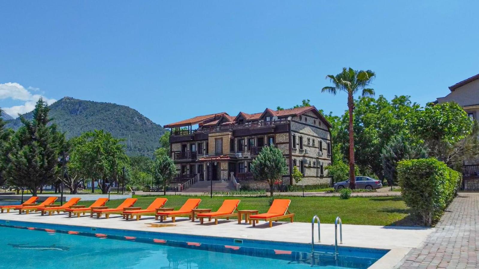 Double Room With Pool View - Photo 8