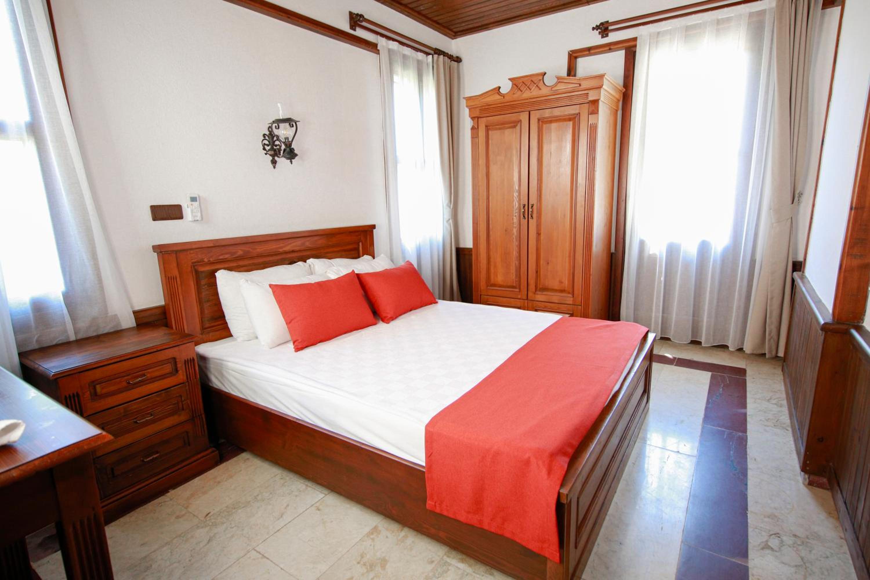 Double Room With Pool View - Photo 18