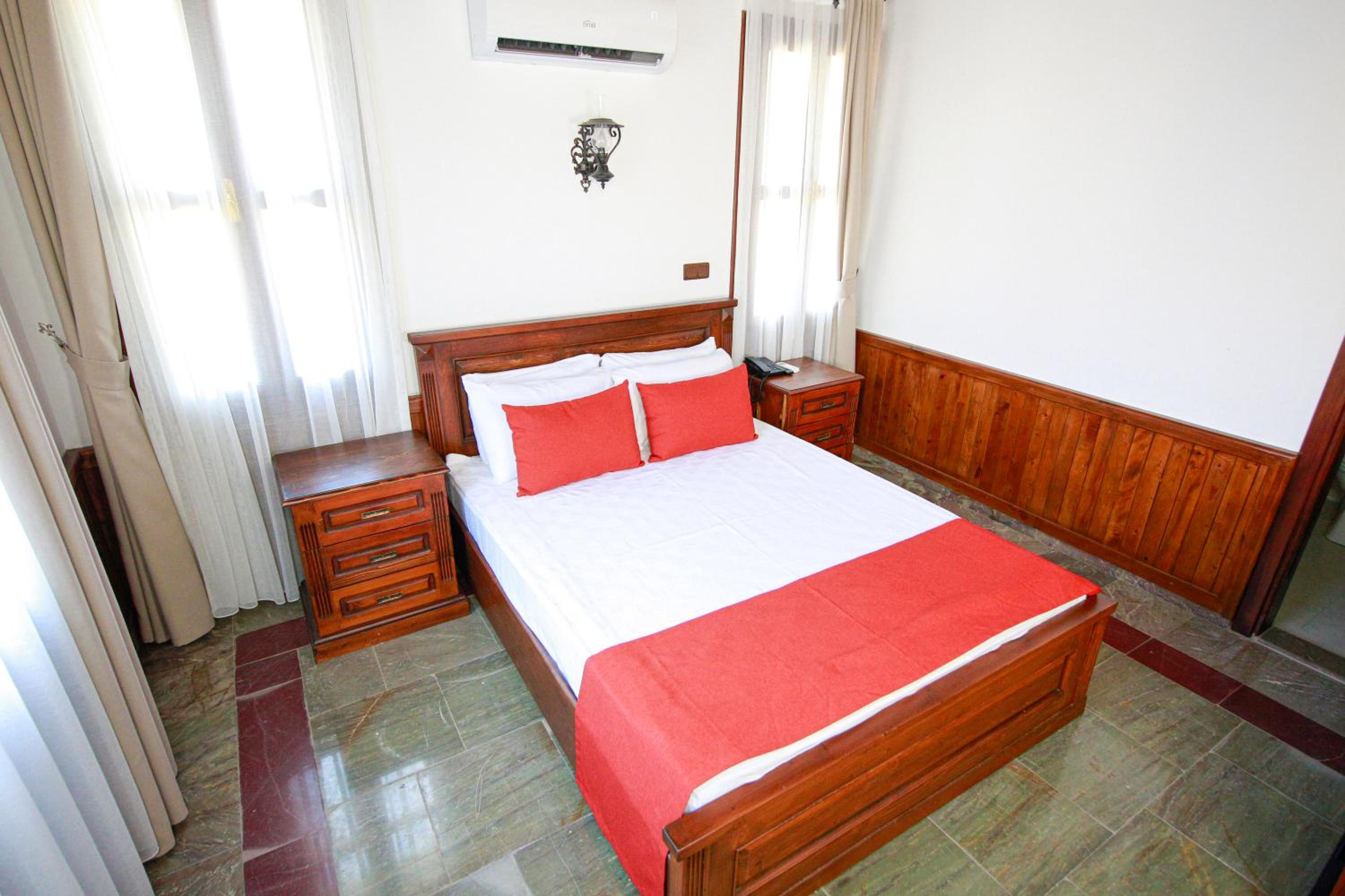 Double Room With Pool View - Photo 17