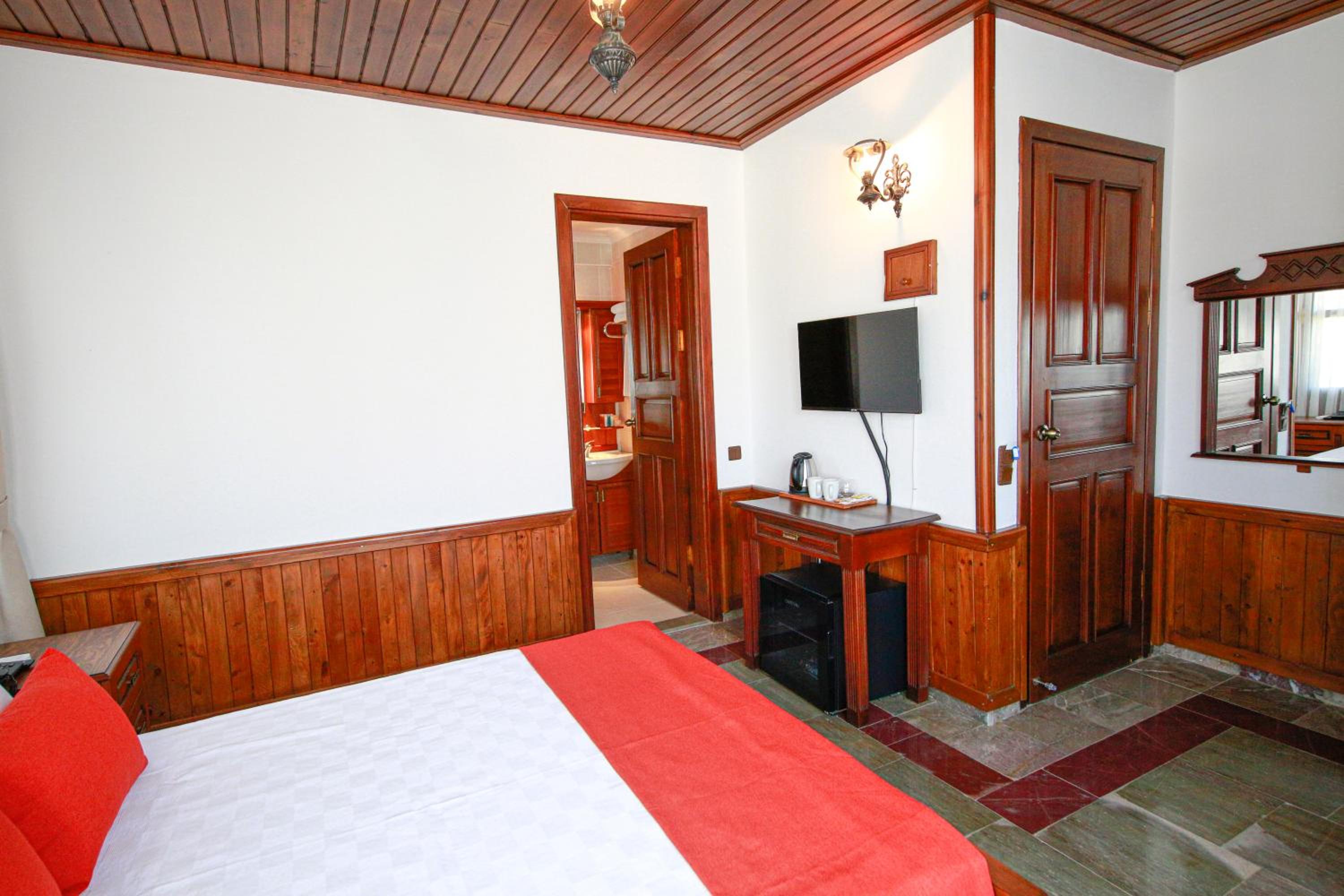 Double Room With Pool View - Photo 14