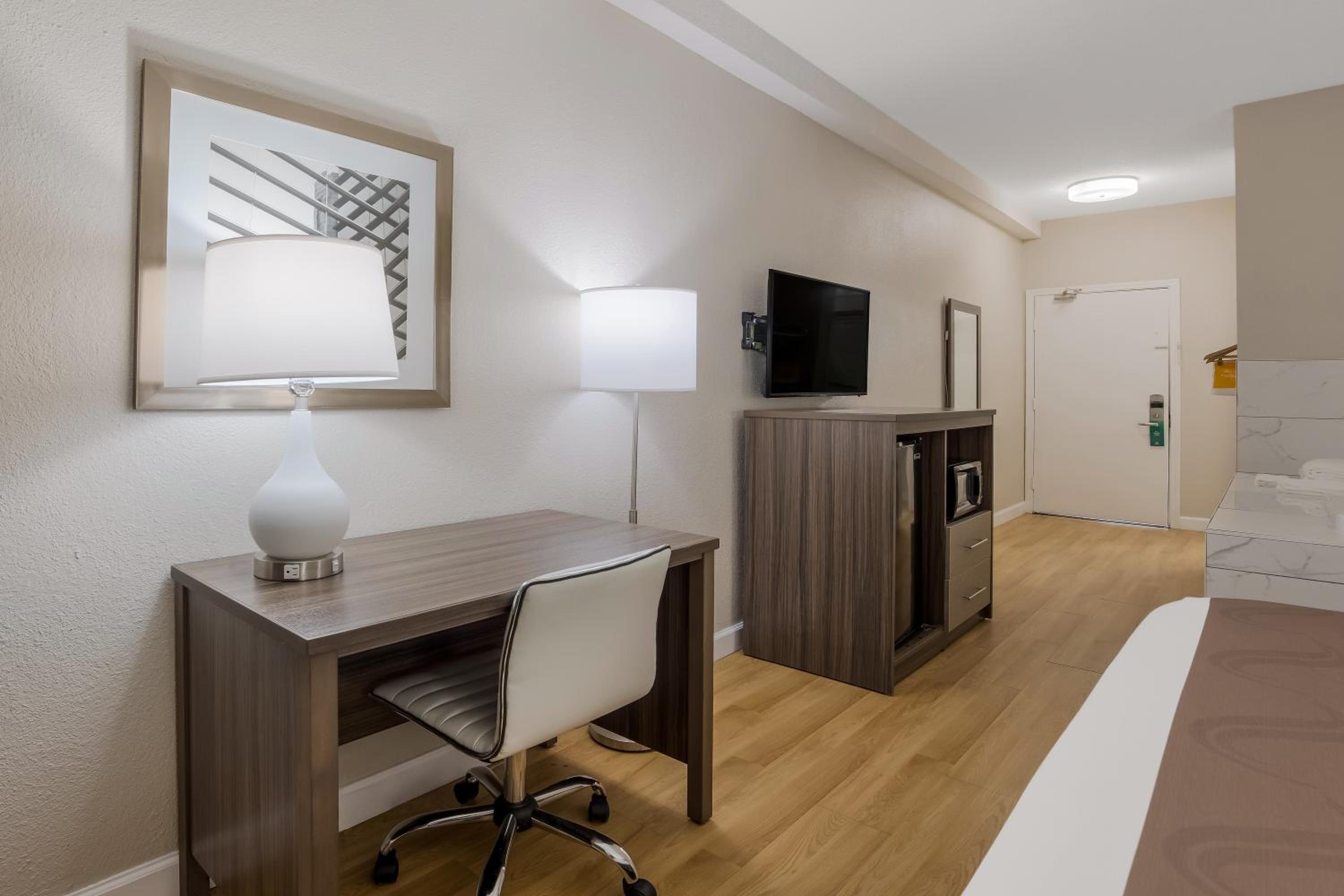 Superior King Room with Whirlpool - Non Smoking photo 3