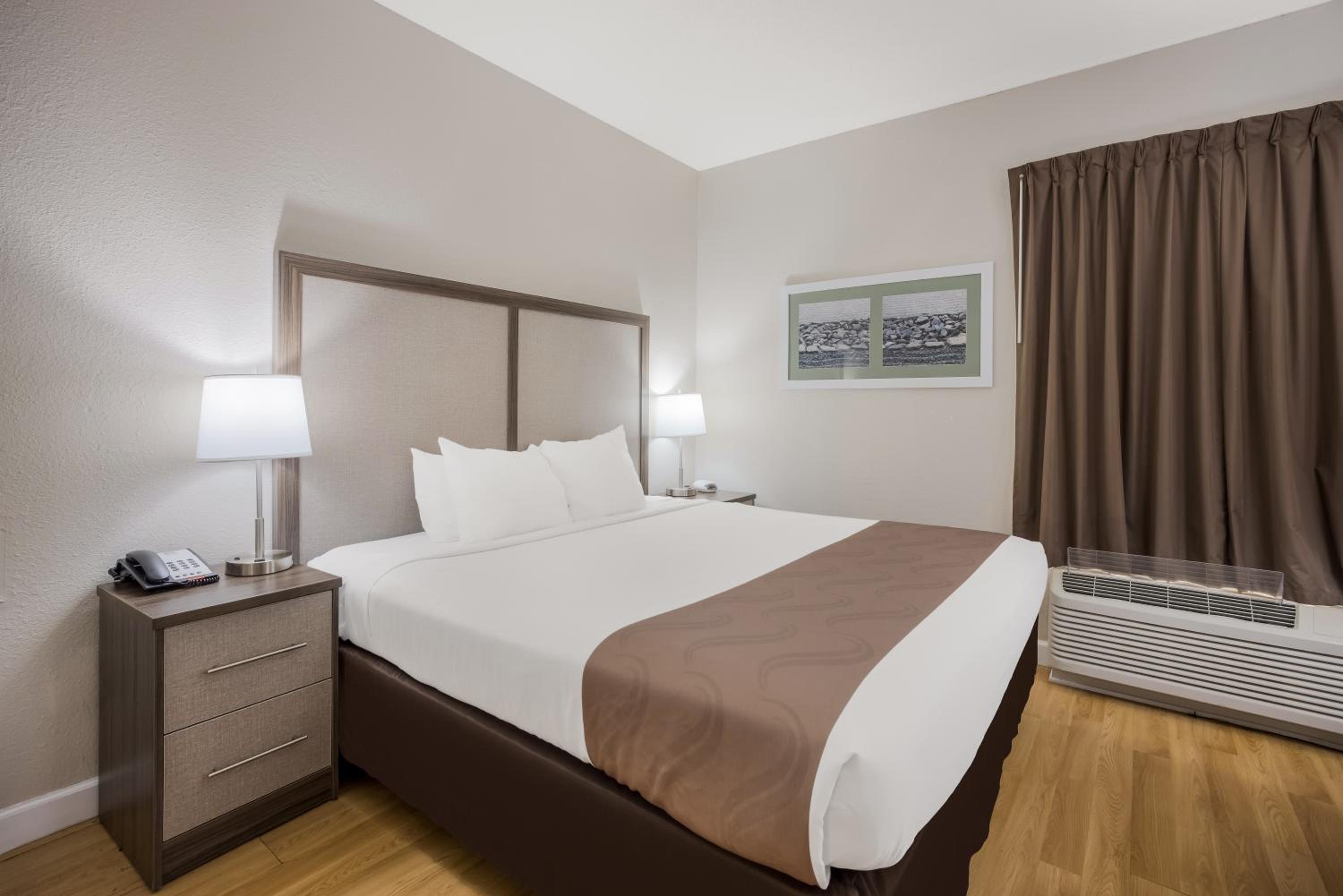 Superior King Room with Whirlpool - Non Smoking photo 2