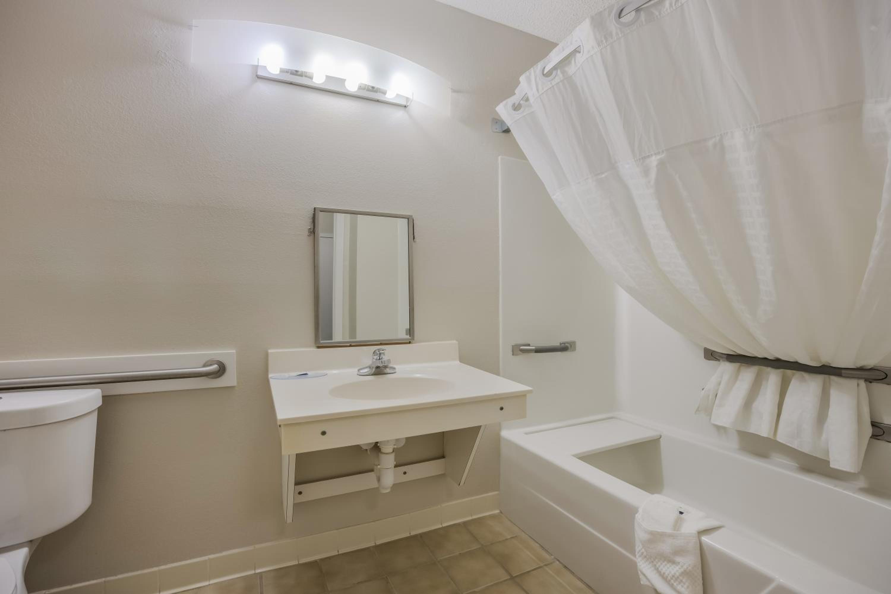 Double Room with Two Double Beds - Accessible/Non Smoking photo 2