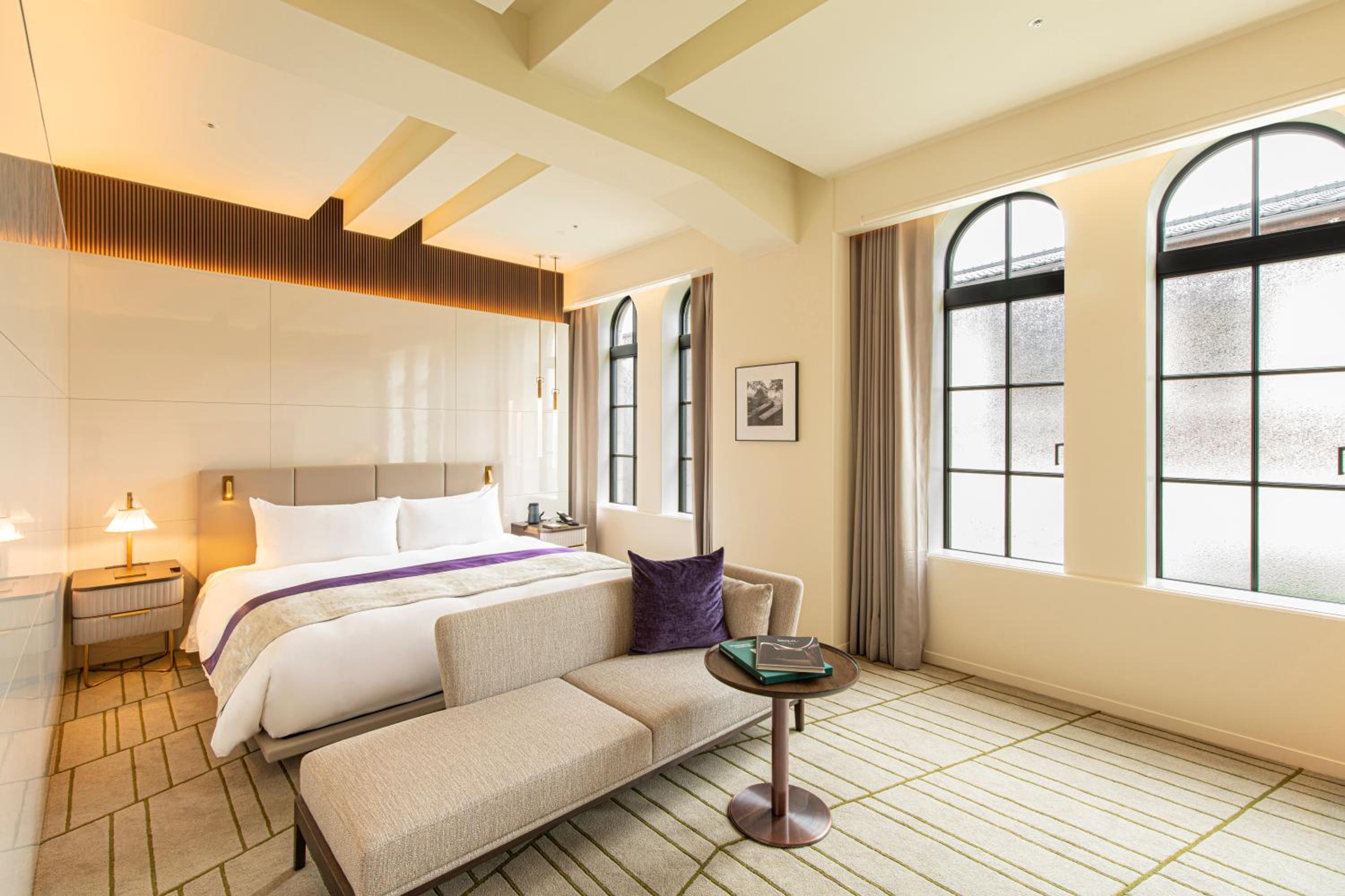 Deluxe King Room with Free Lounge Access - Photo 5