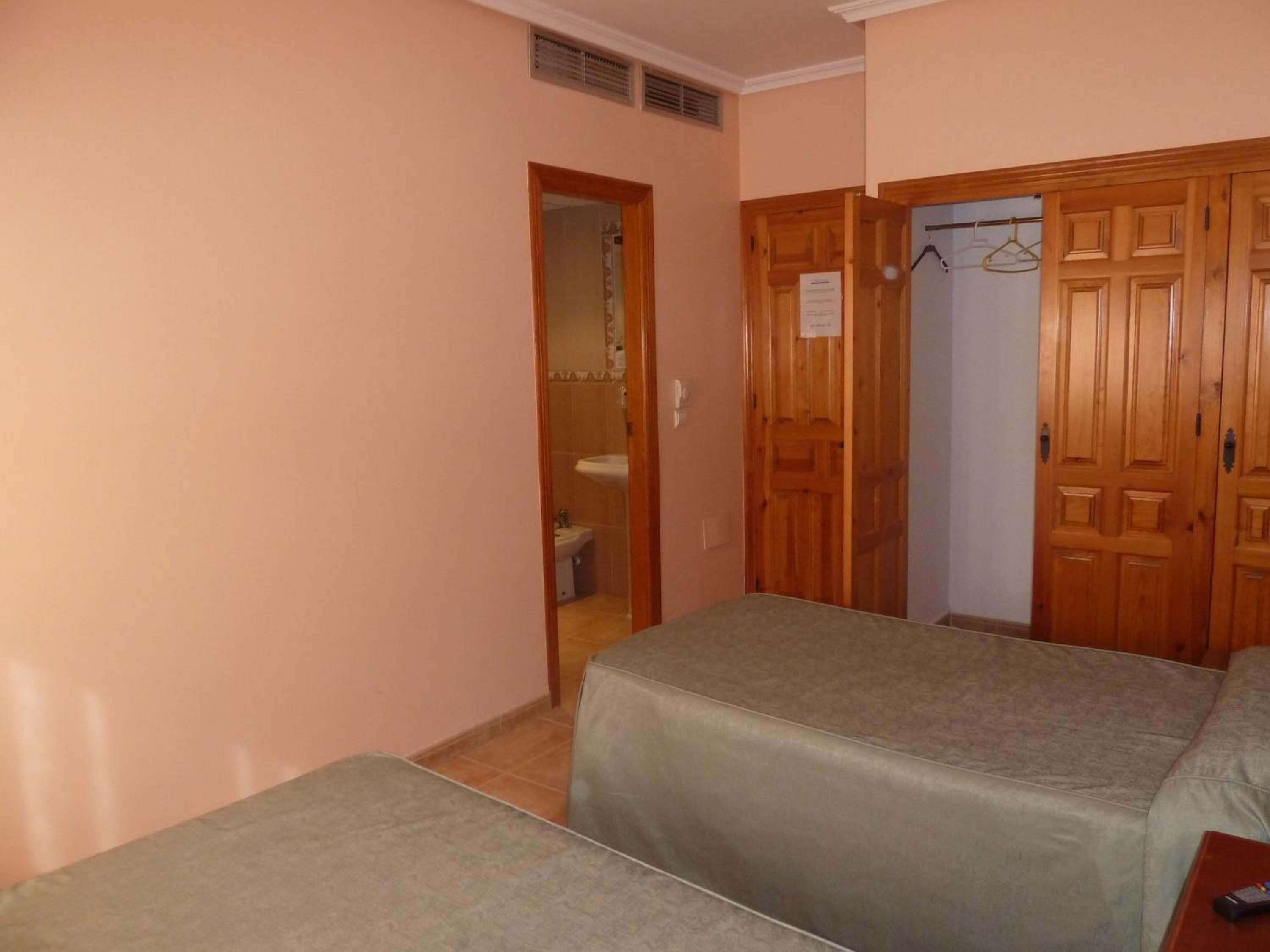 Twin Room - Photo 5