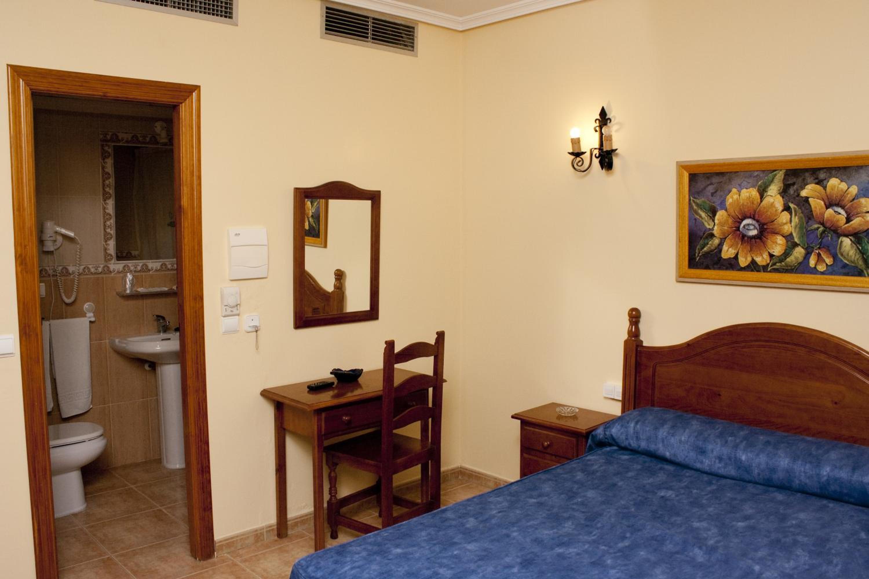 Queen Room with Balcony - Photo 6
