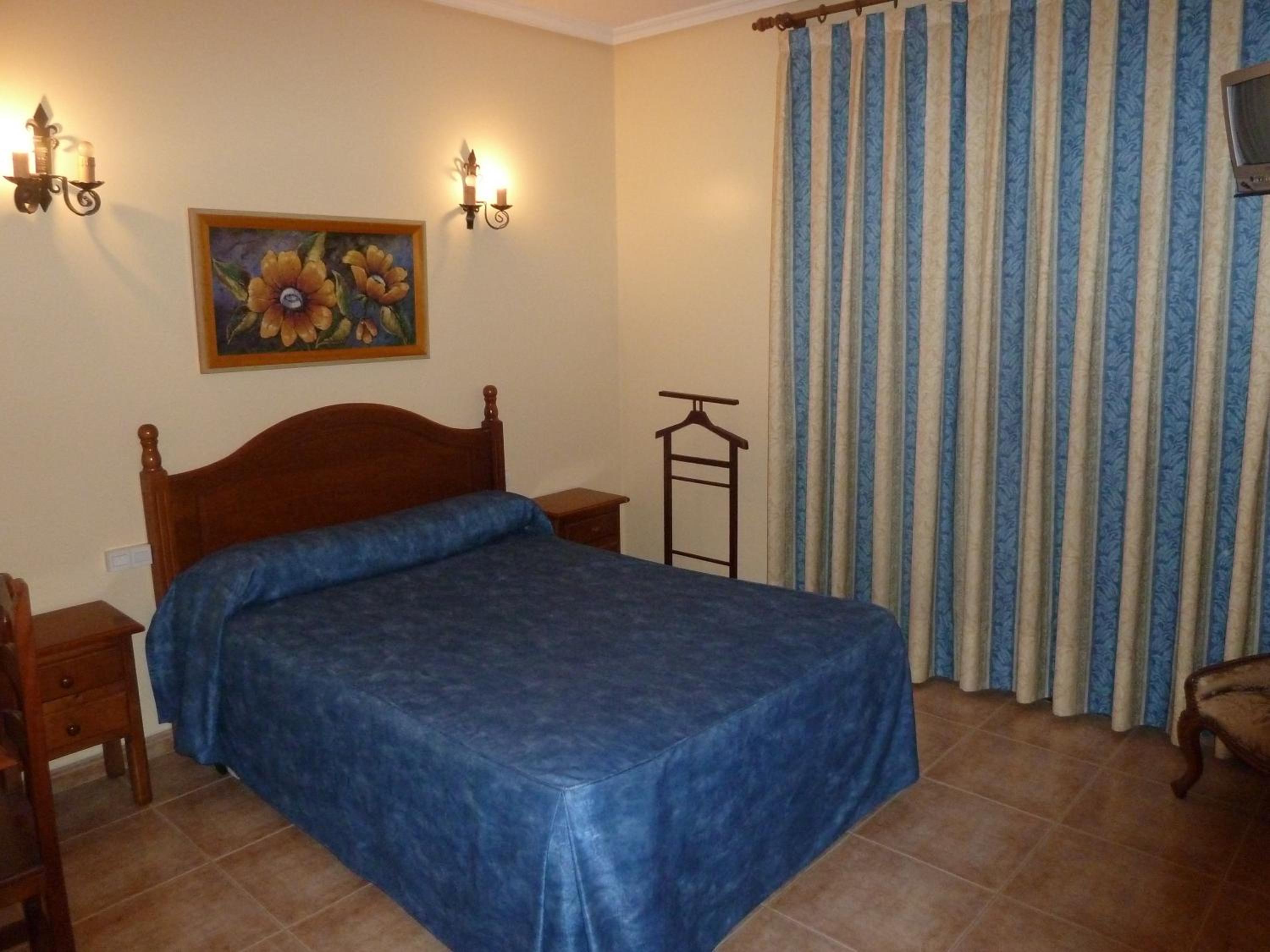 Queen Room with Balcony - Photo 7