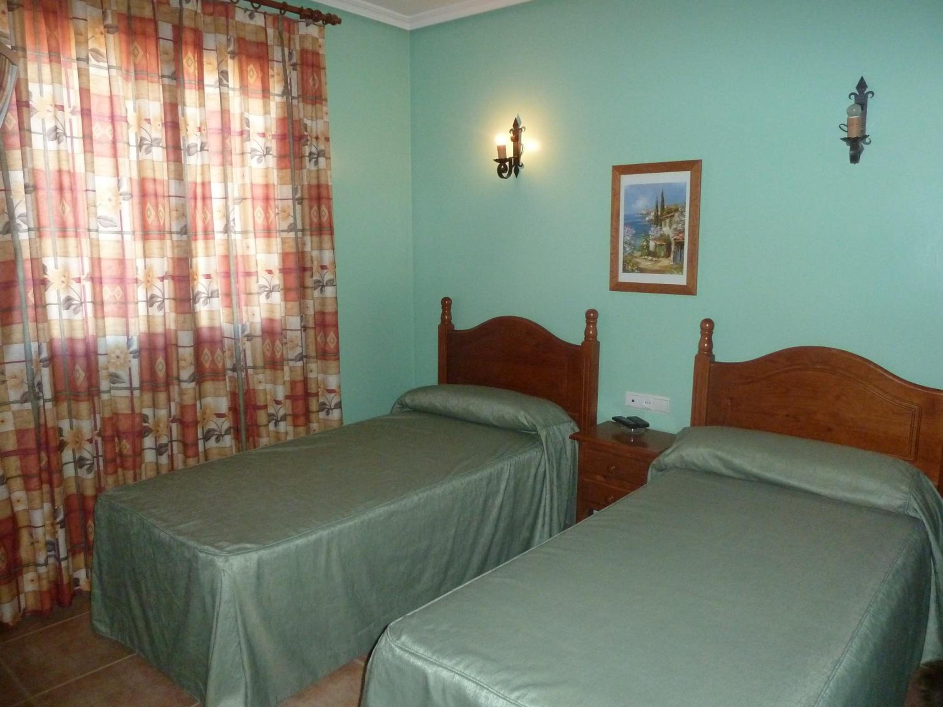 Twin Room - Photo 3