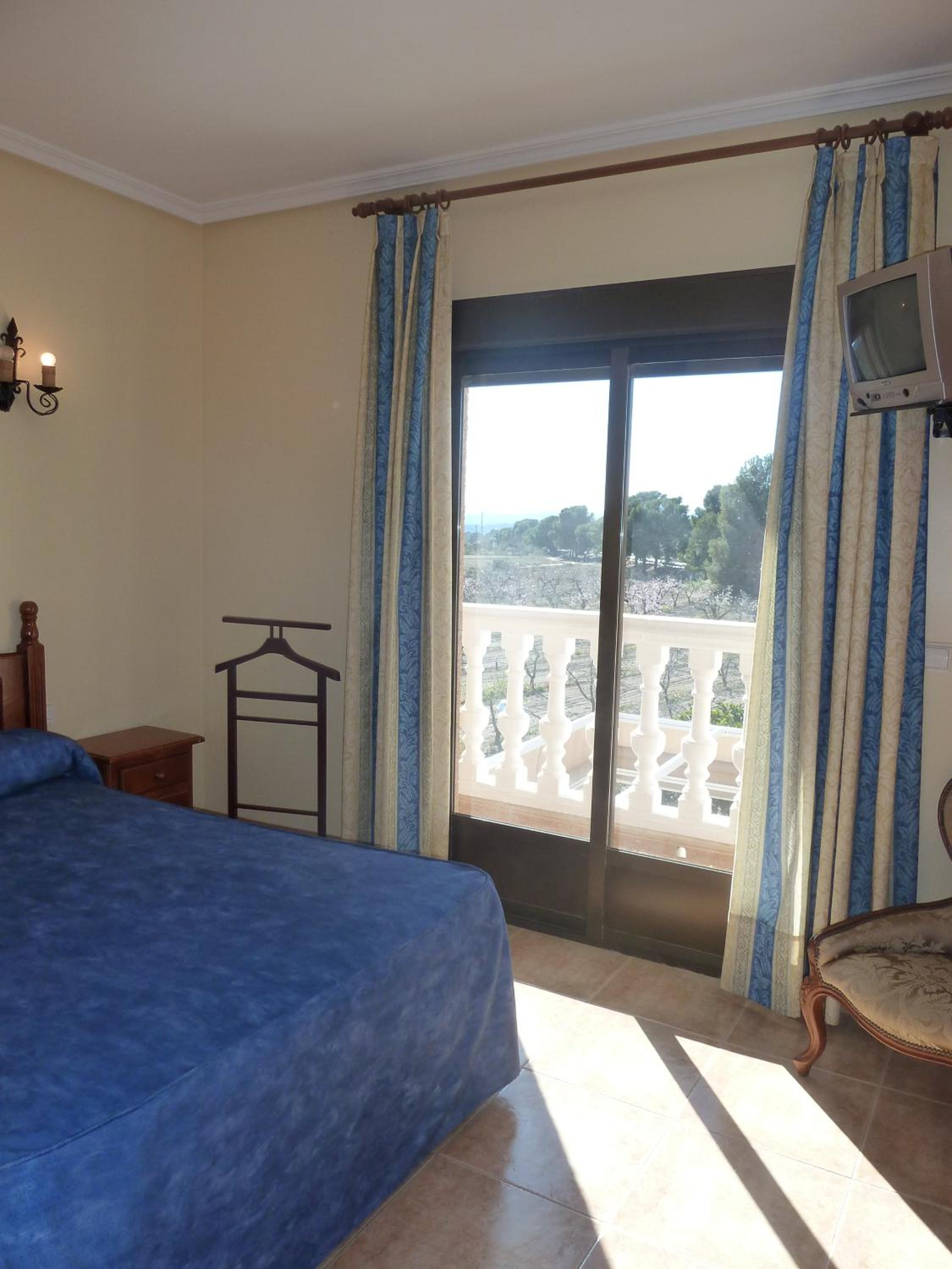 Queen Room with Balcony - Photo 5