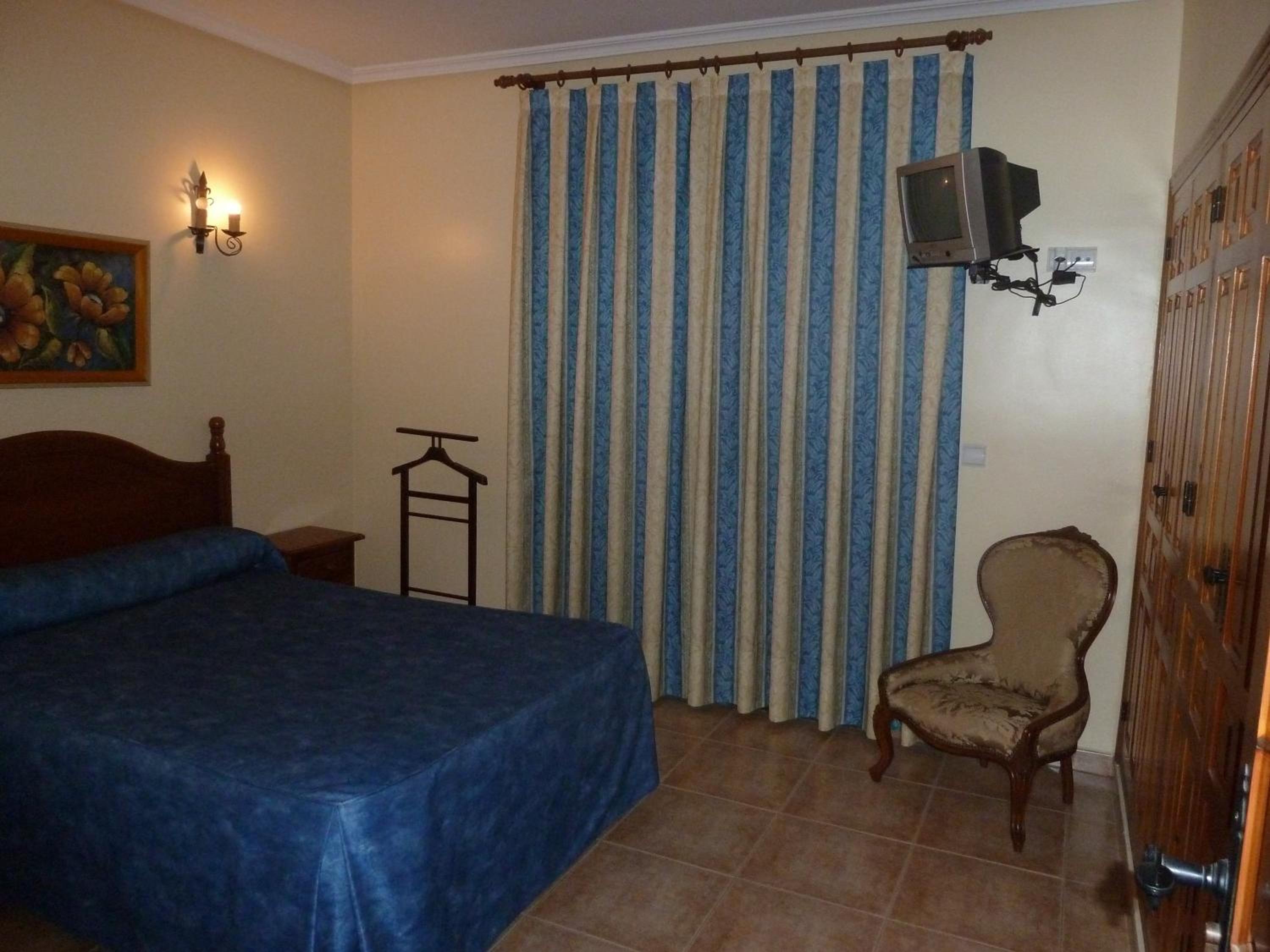 Queen Room with Balcony - Photo 3