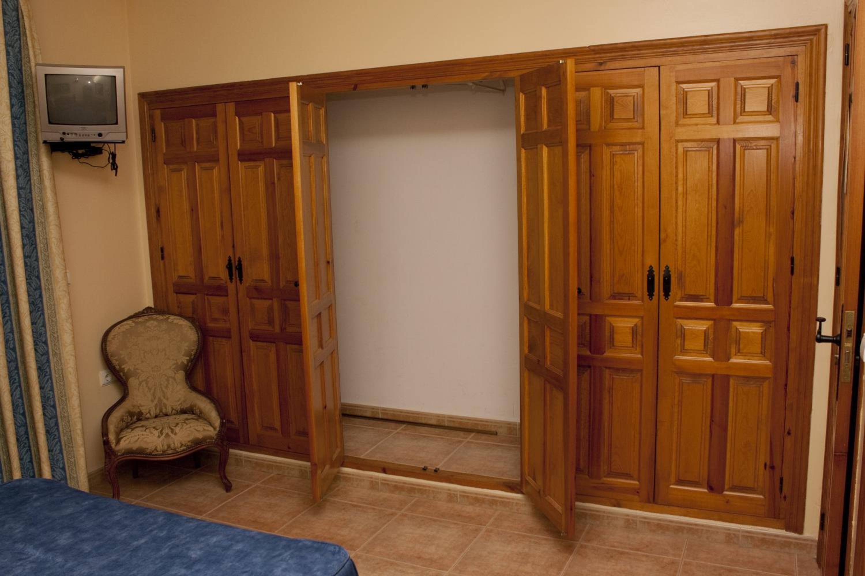 Queen Room with Balcony - Photo 4