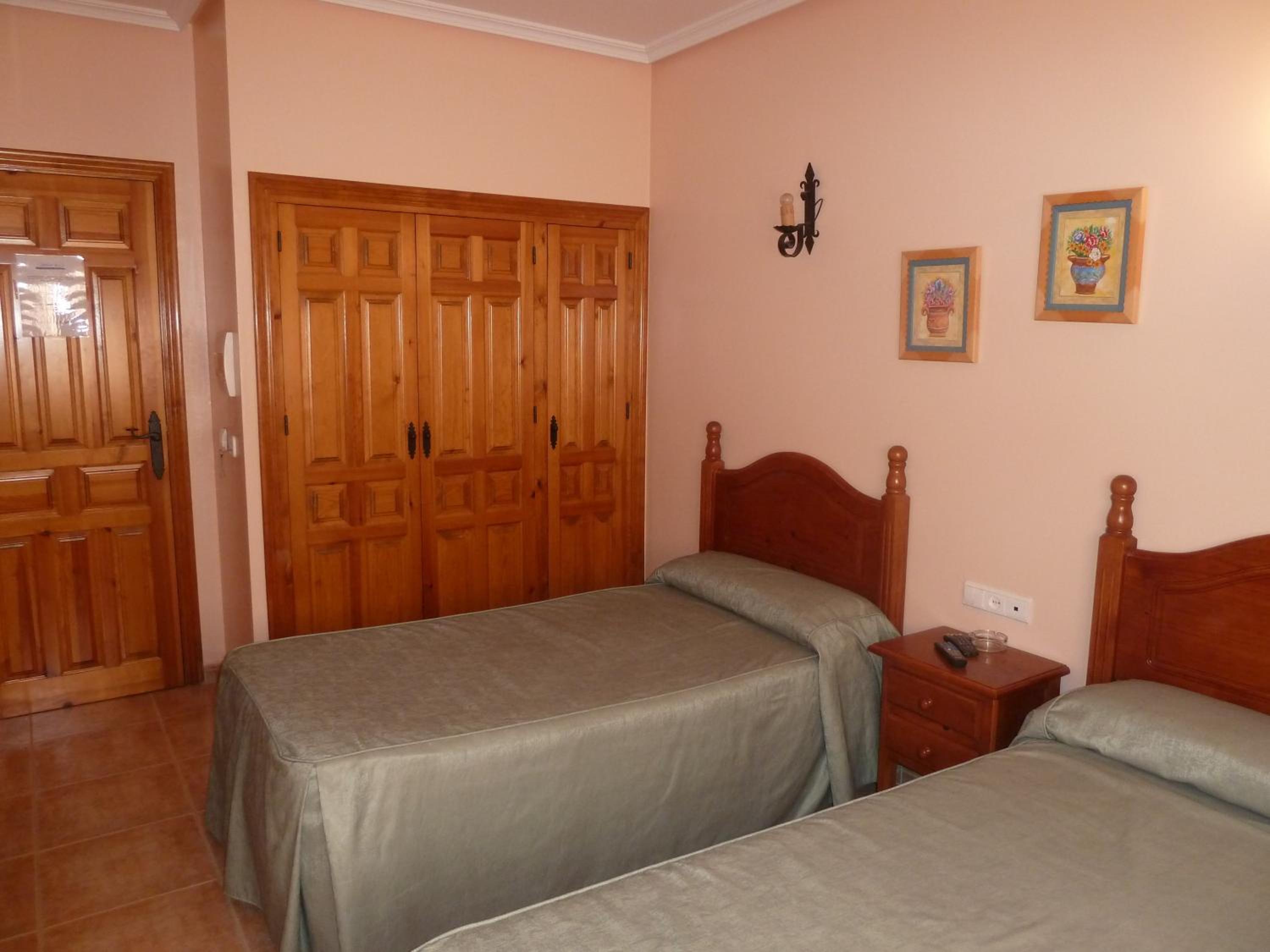 Twin Room - Photo 2