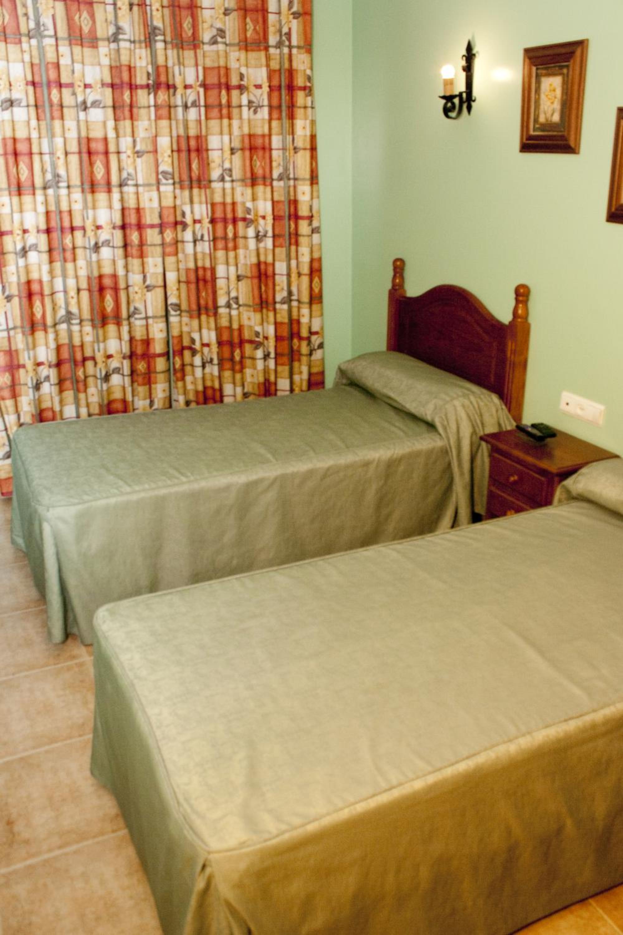 Twin Room - Photo 6