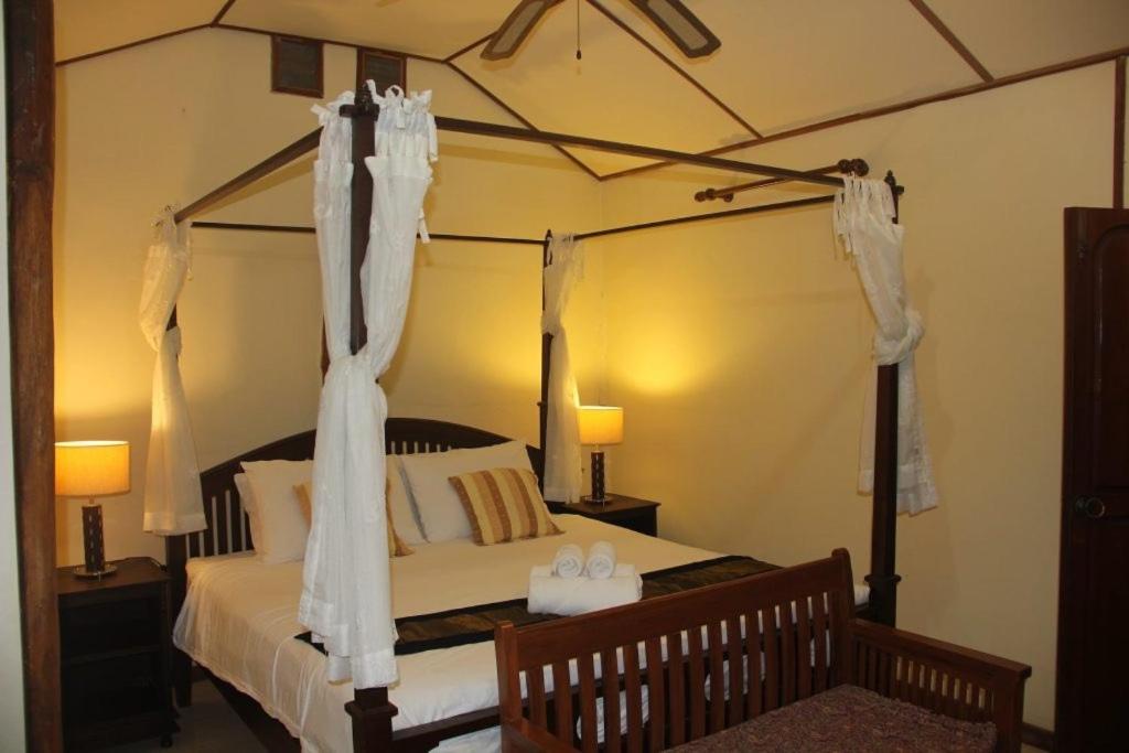 Deluxe King Room - Photo 5