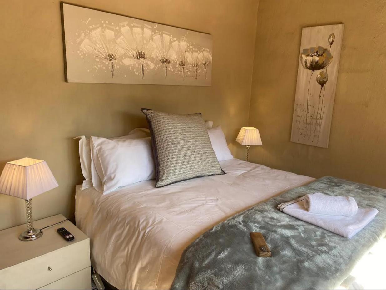 Queen Room with Shared Bathroom photo 2