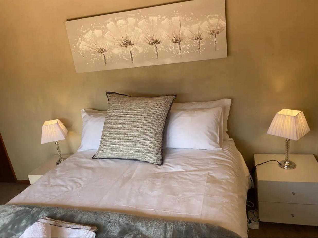 Queen Room with Shared Bathroom photo 3