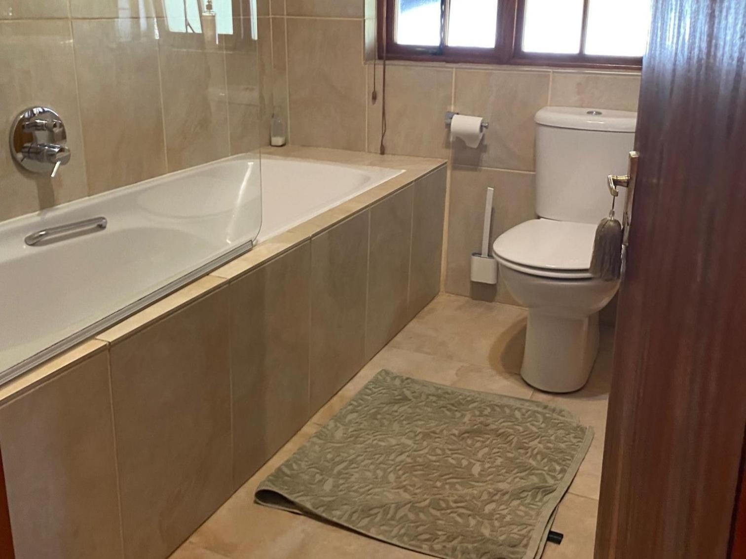 Queen Room with Shared Bathroom photo 2