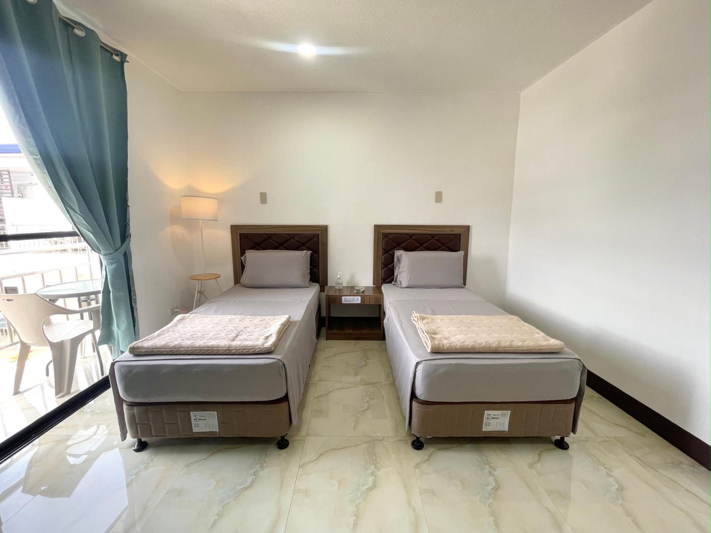 Standard Twin Room - Photo 9