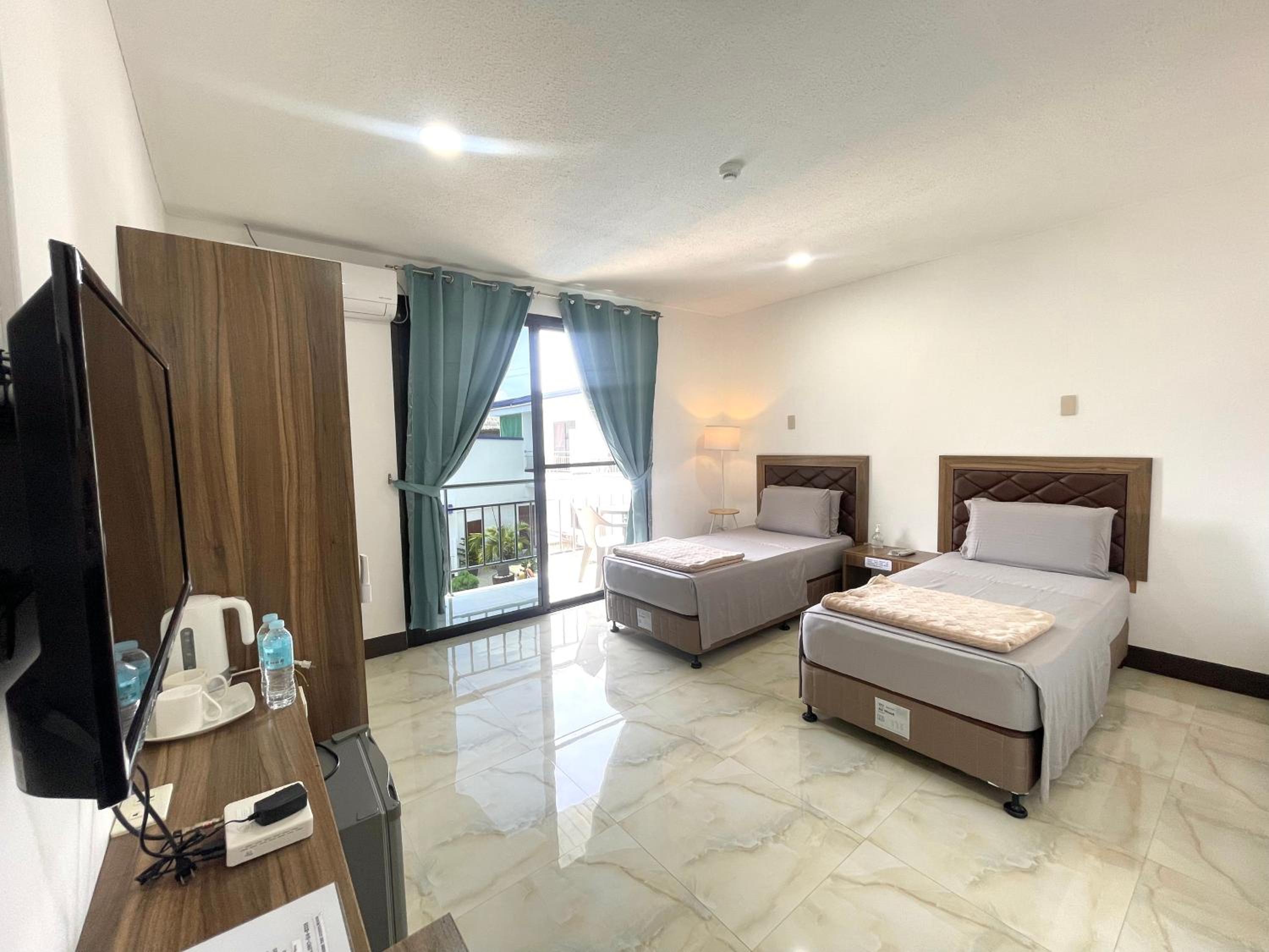 Standard Twin Room - Photo 4