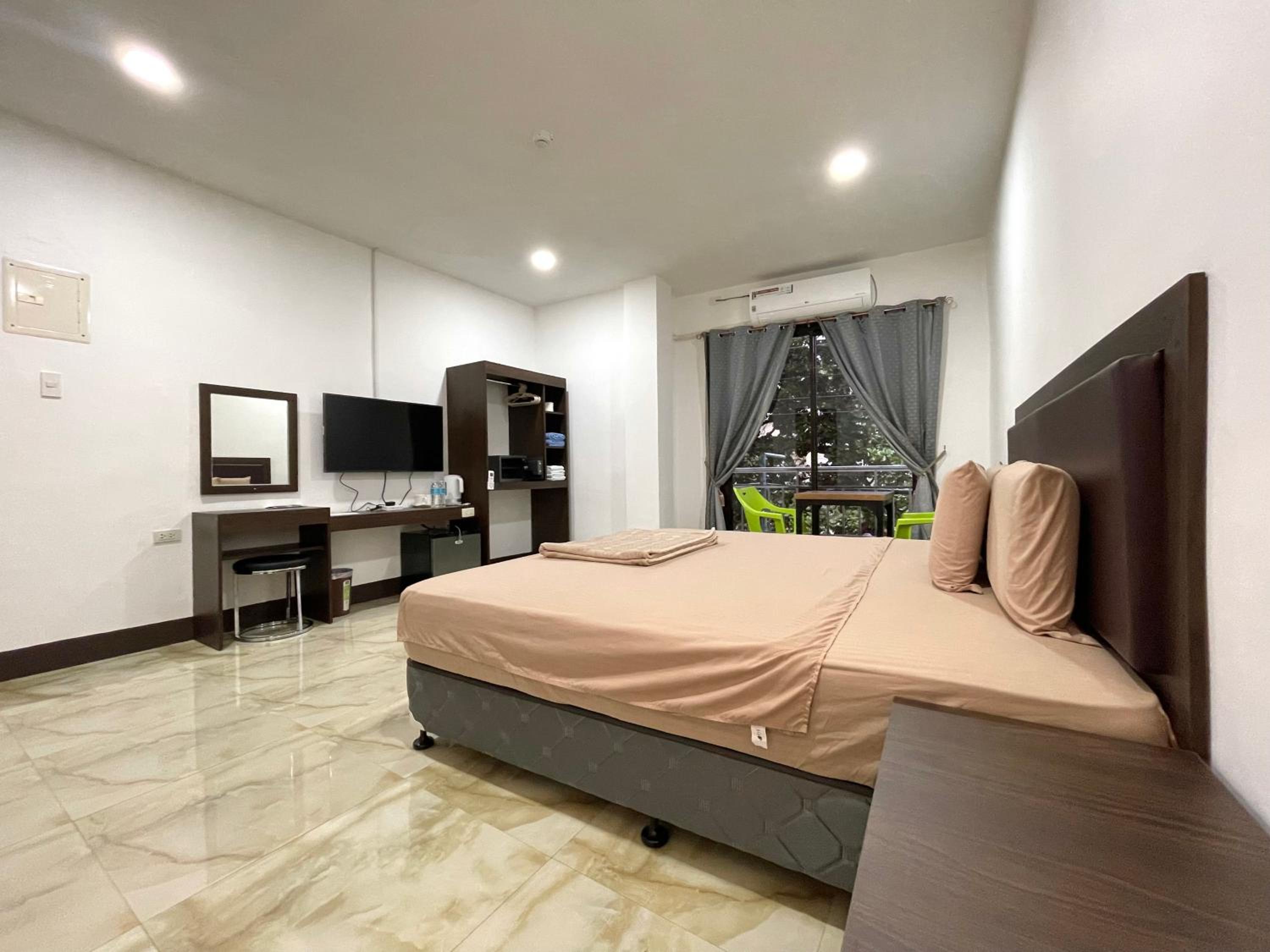 Standard King Room - Photo 14