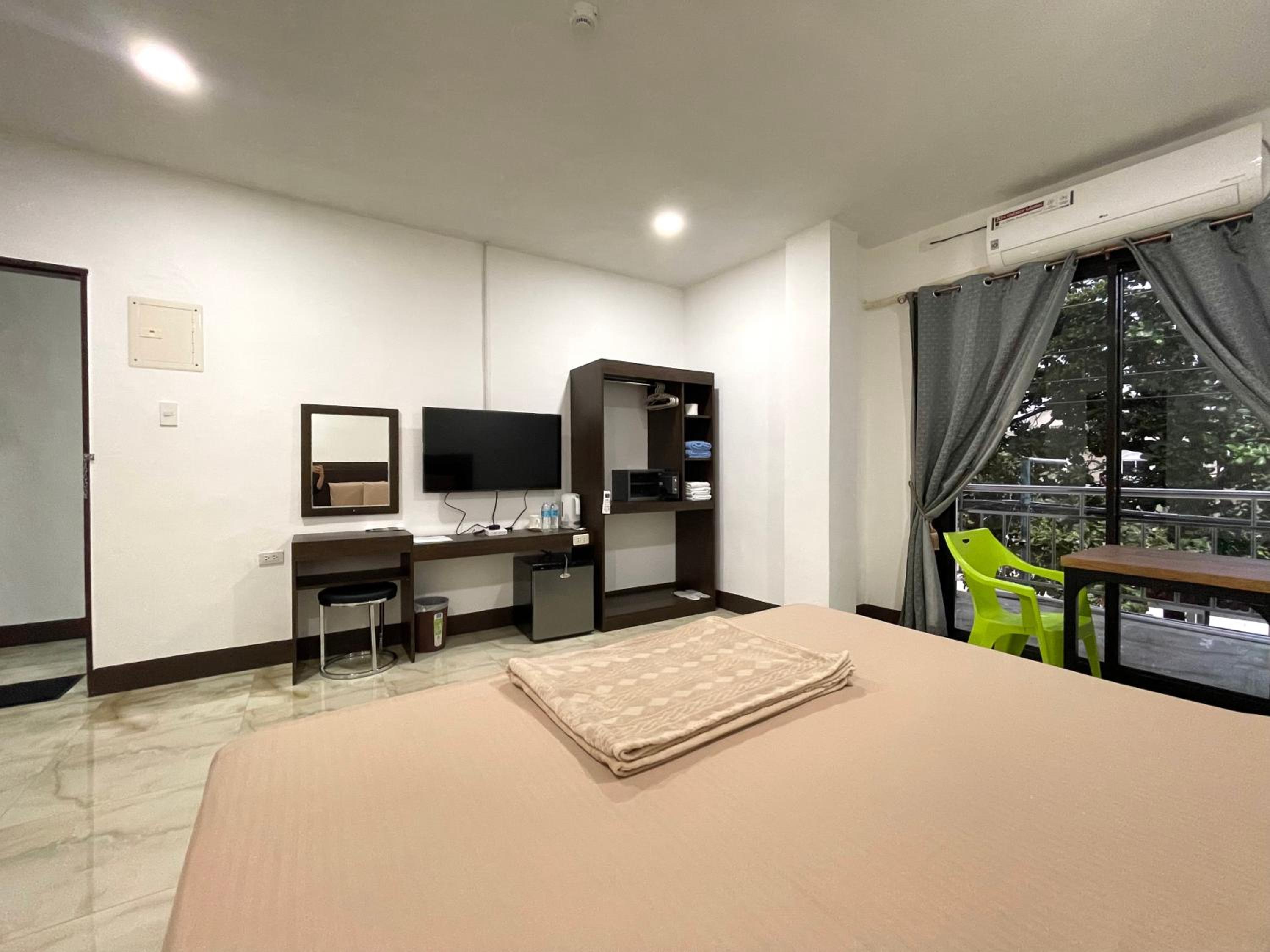 Standard King Room - Photo 13