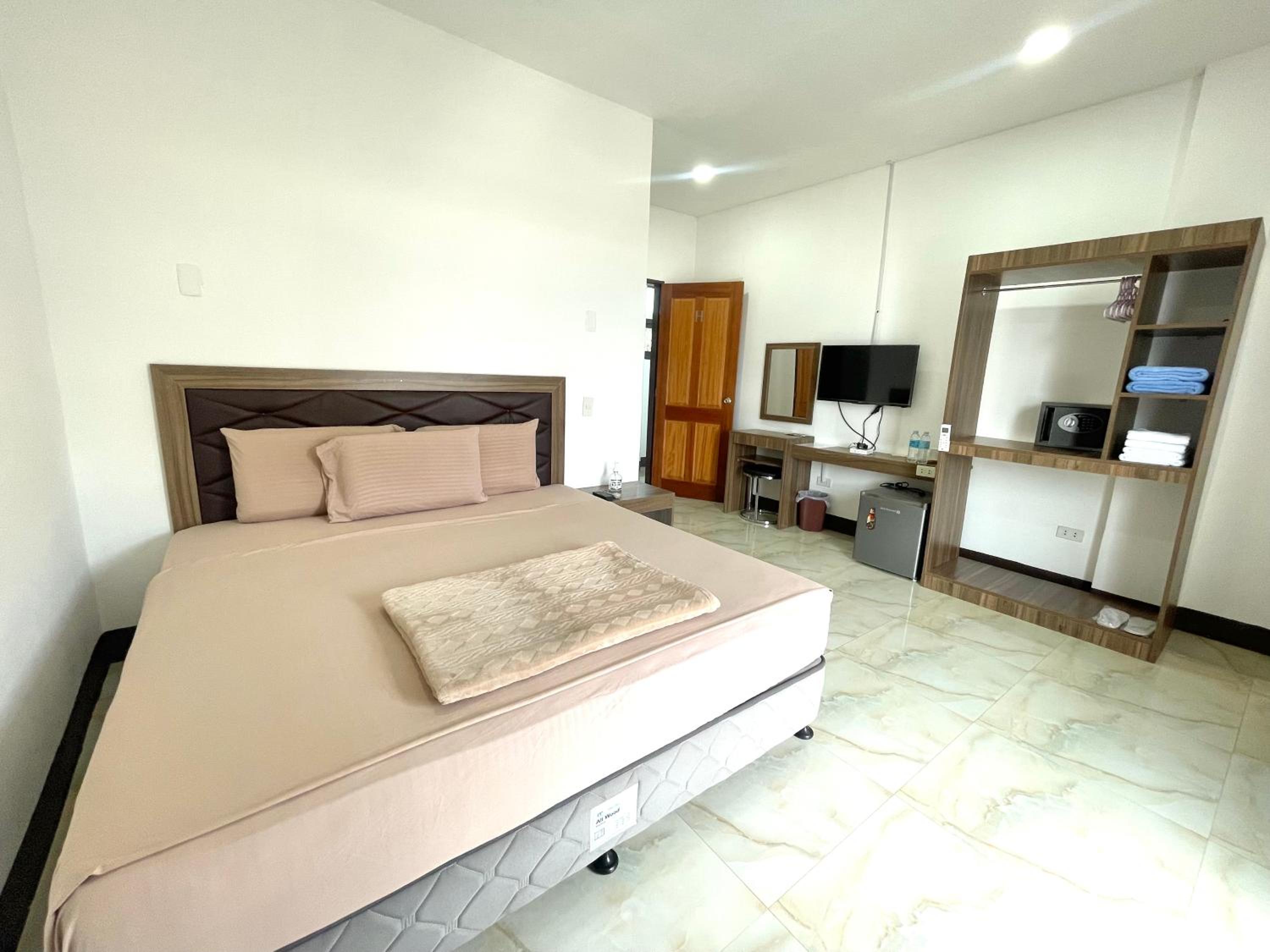 Standard King Room - Photo 12