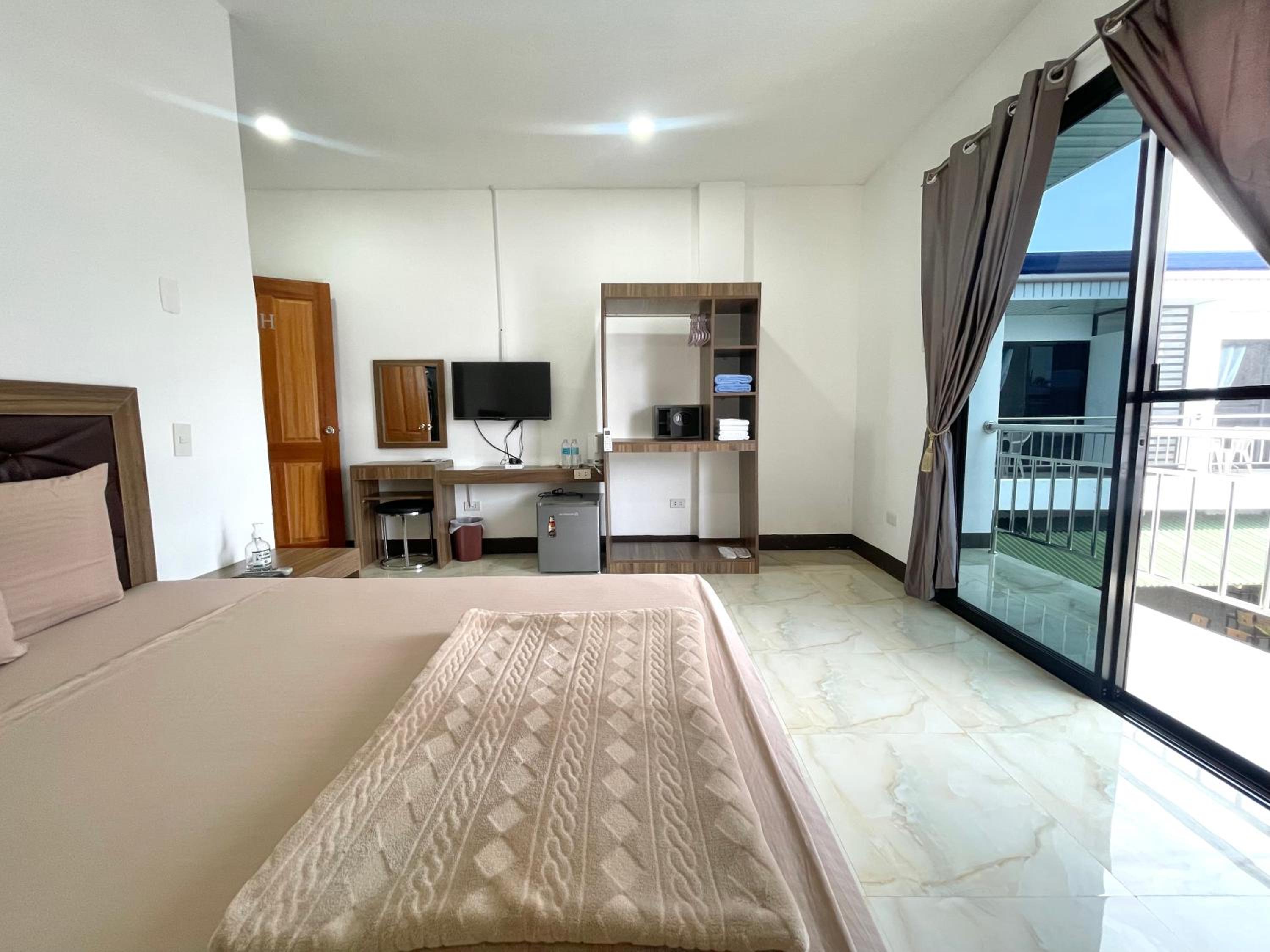 Standard King Room - Photo 15