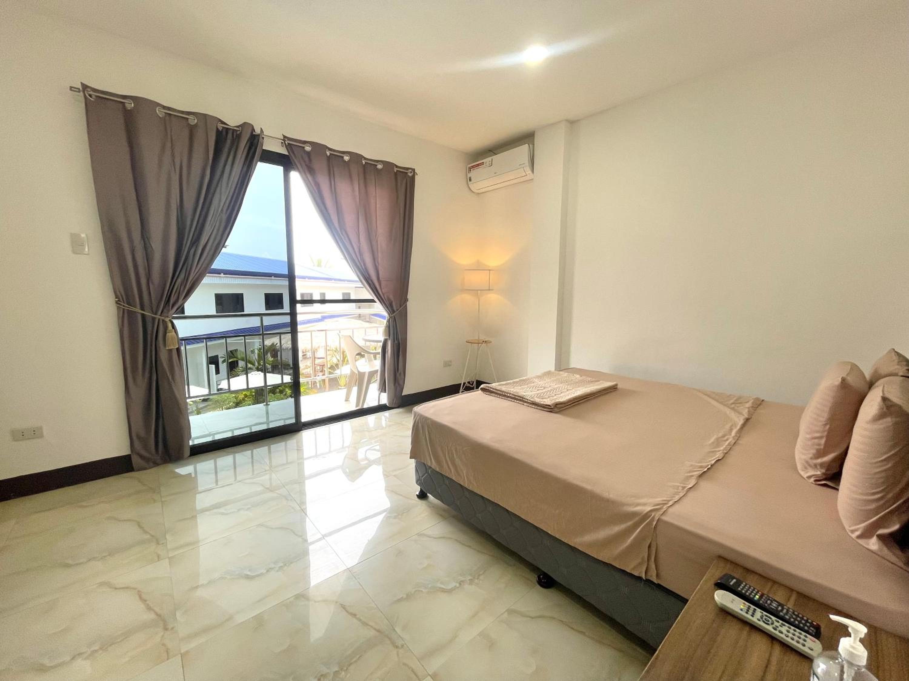 Standard King Room - Photo 11