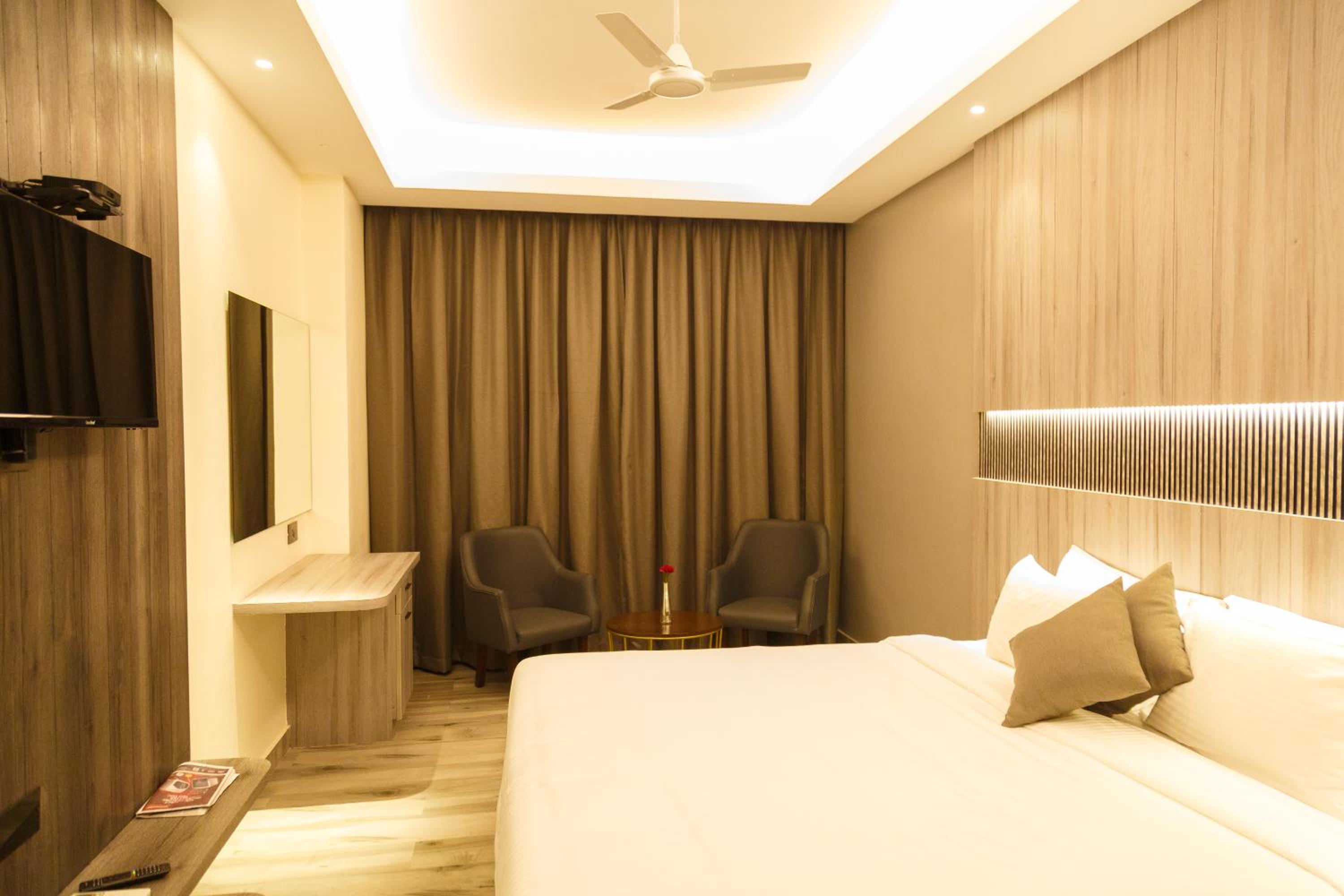 Deluxe Double Room (2 Adults + 1 Child)