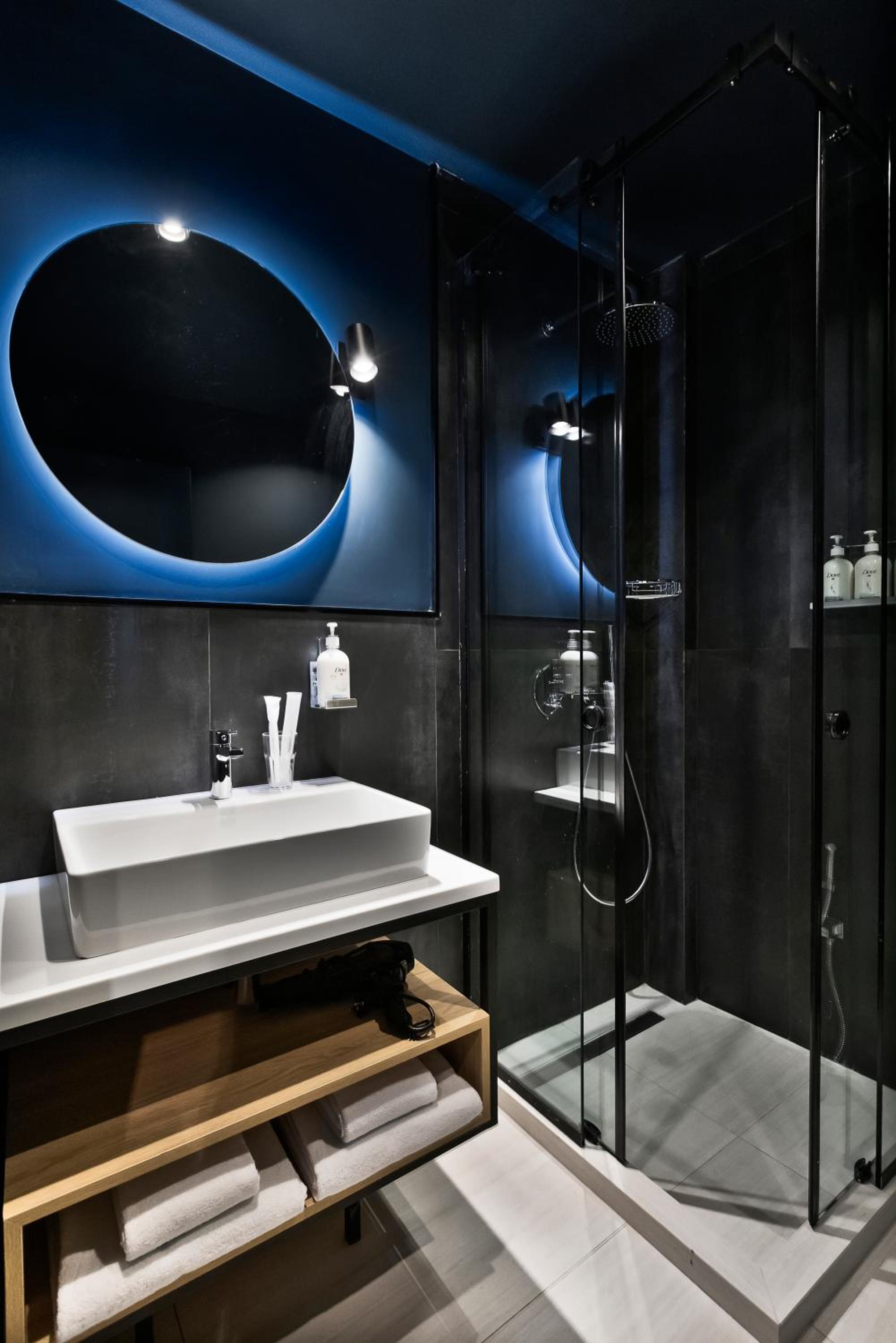 Standard Twin or Double Room - Photo 8