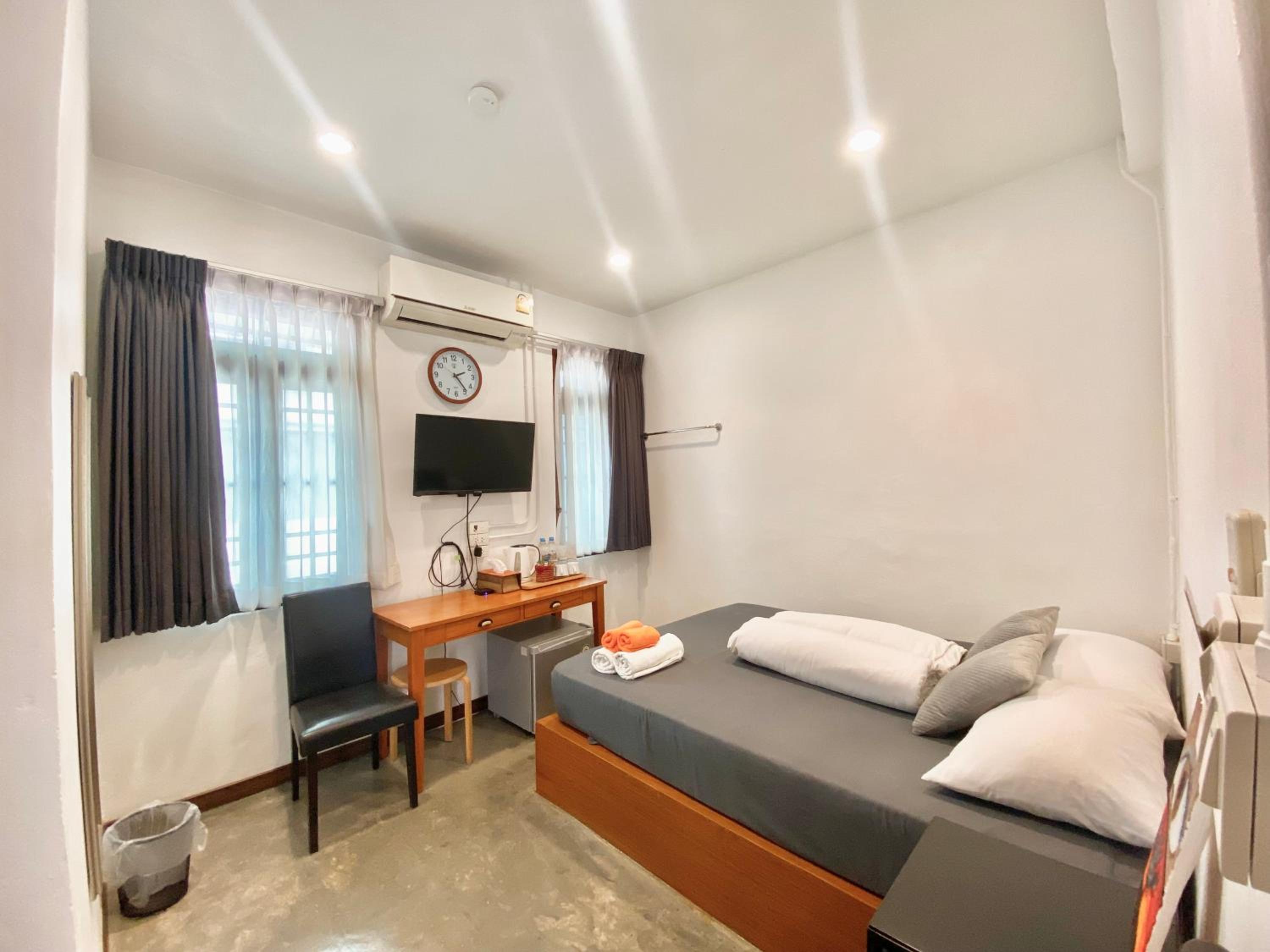 Double Room with Shared Bathroom photo 3