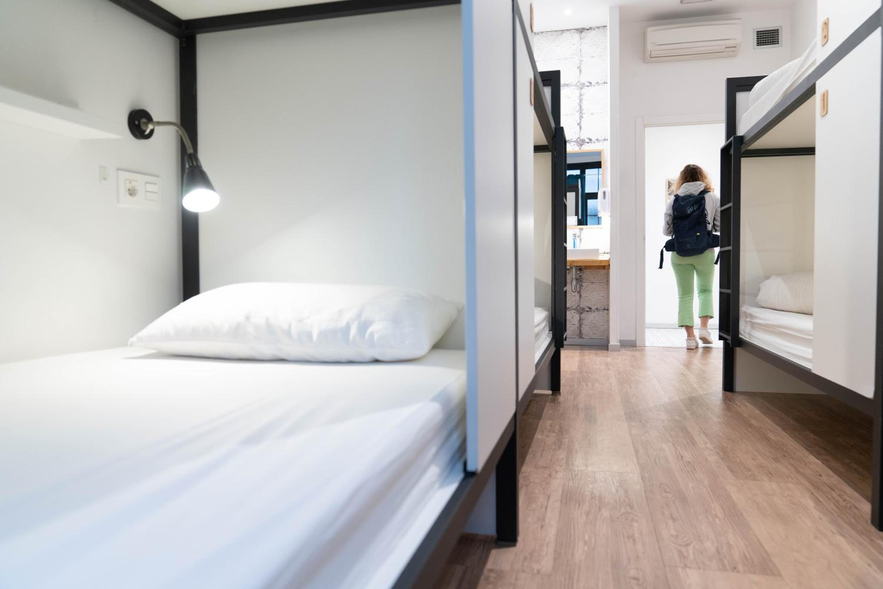 Bed in 8-Bed Dormitory Room with Private Bathroom photo 3