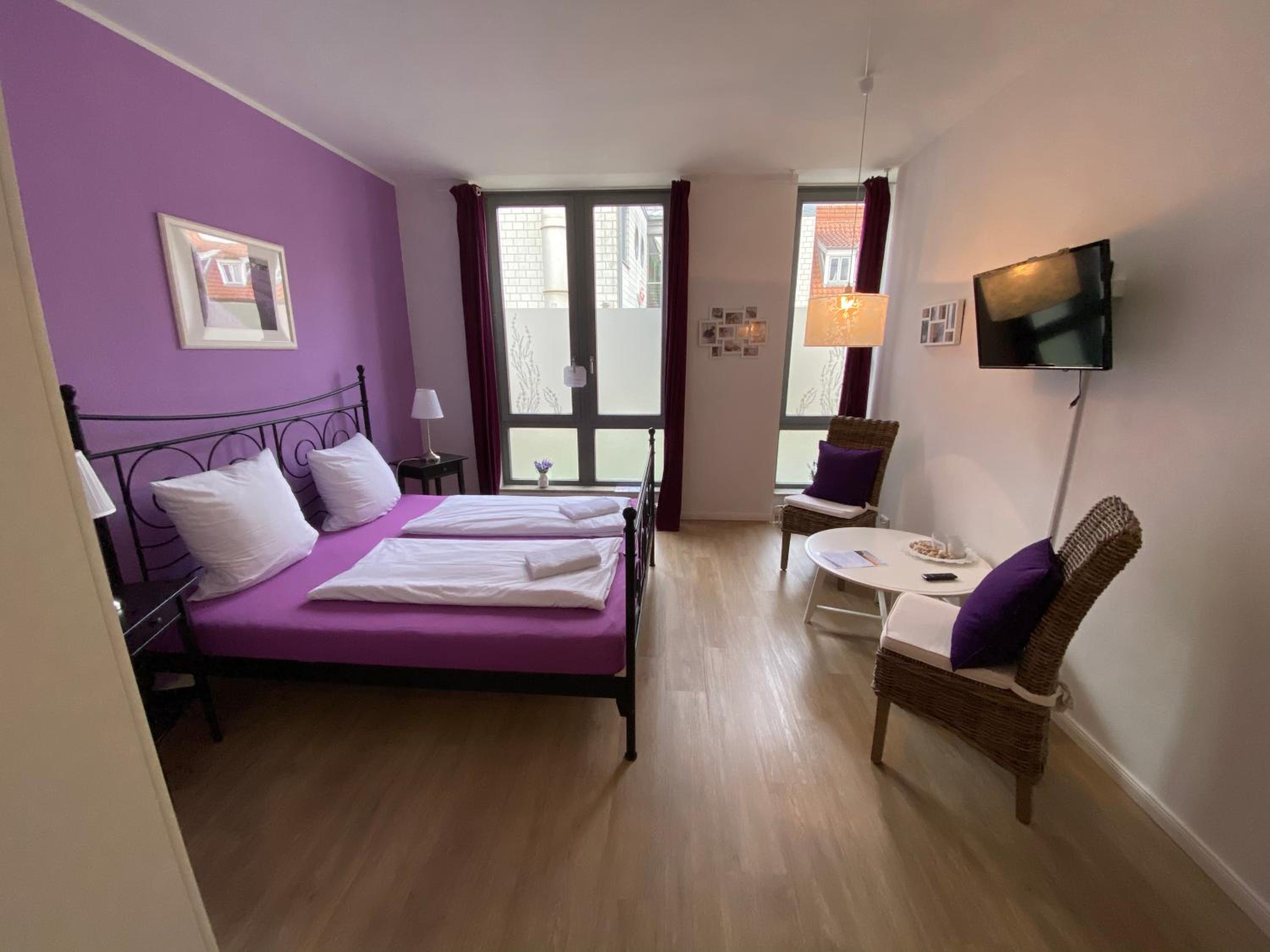 Standard Double Room with Shared Bathroom thumbnail 6
