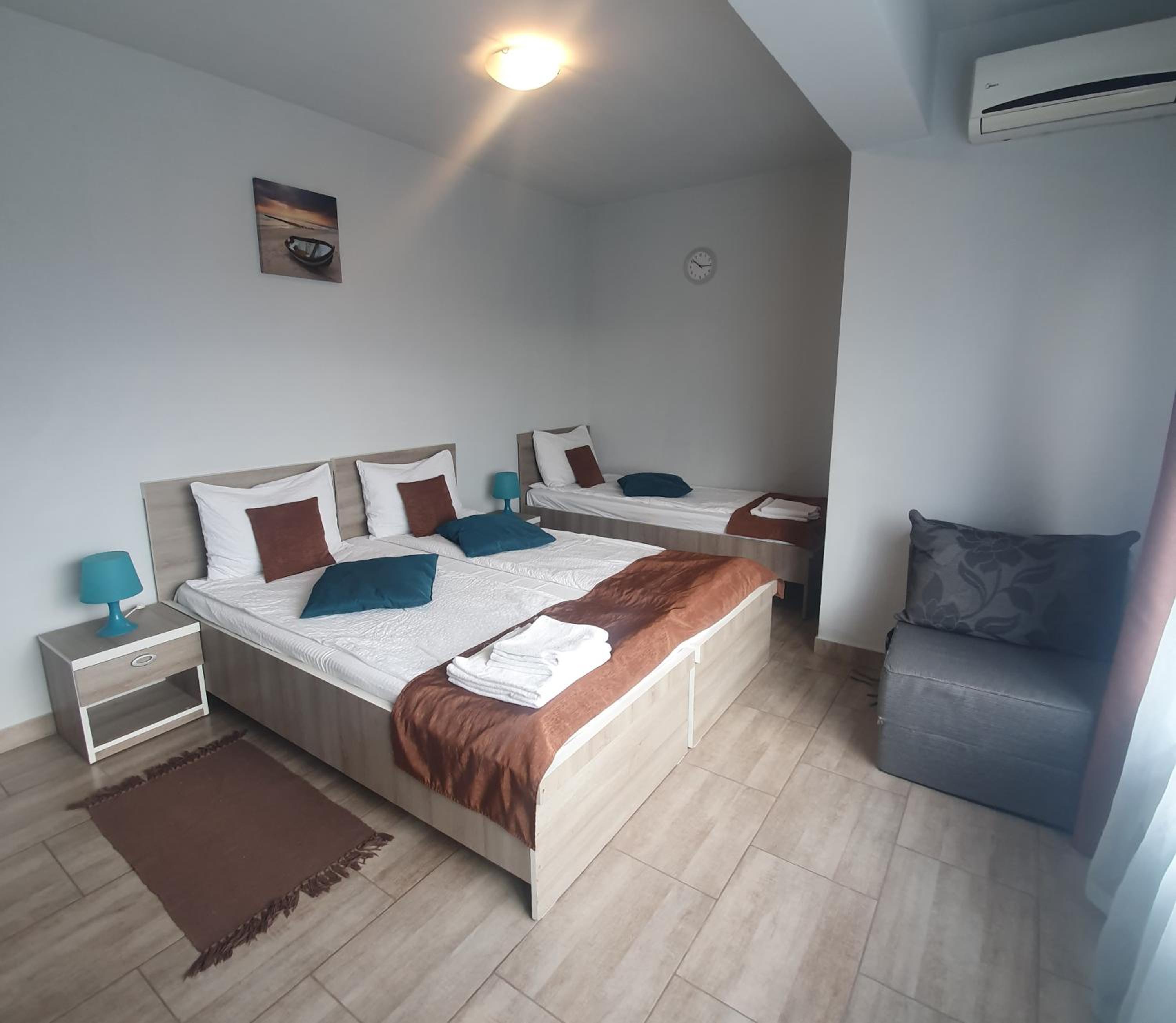 Triple Room with Private Bathroom - Photo 2