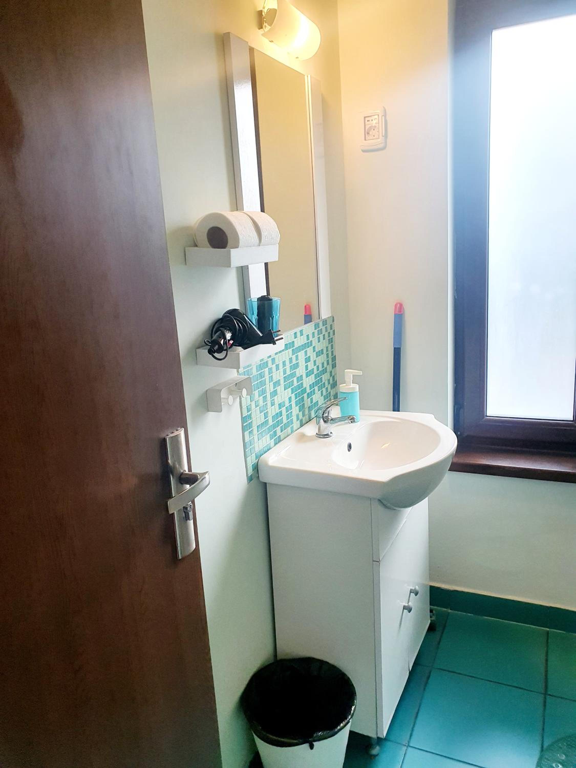 Triple Room with Private Bathroom - Photo 7