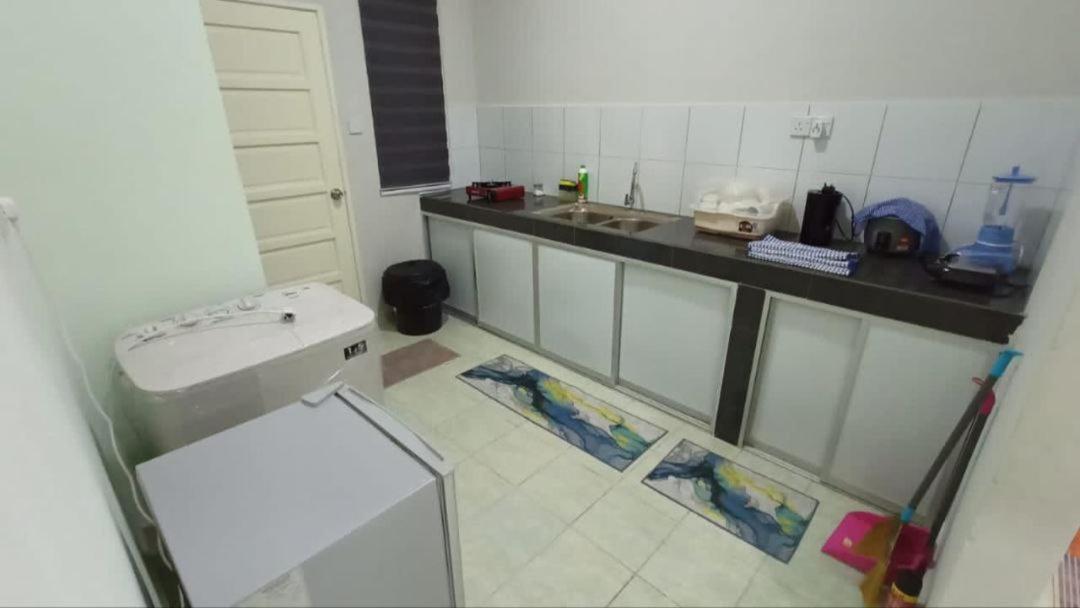 Three-Bedroom House photo 3