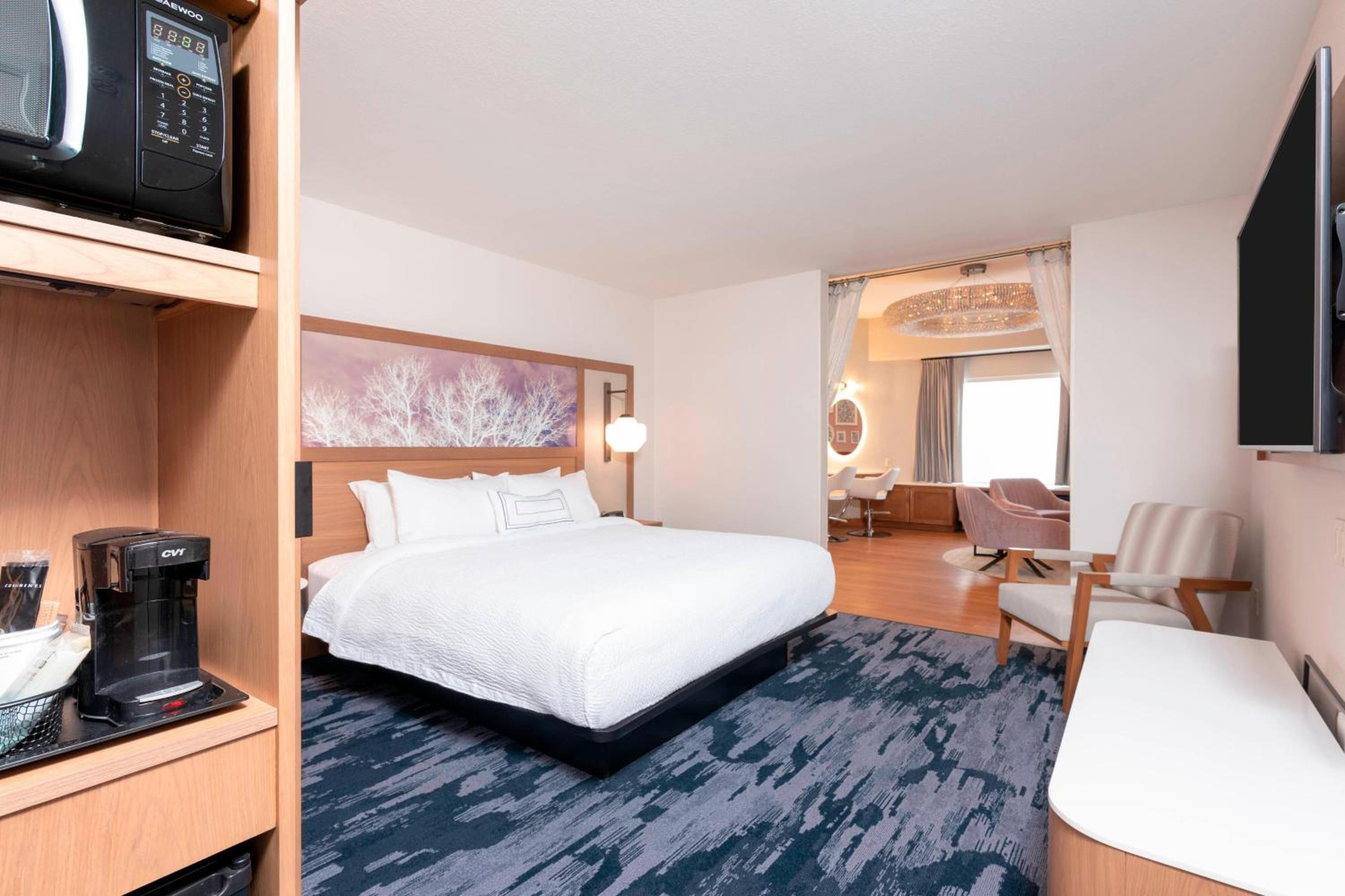 Studio with King Bed and Bathtub - Mobility Access/Hearing Accessible