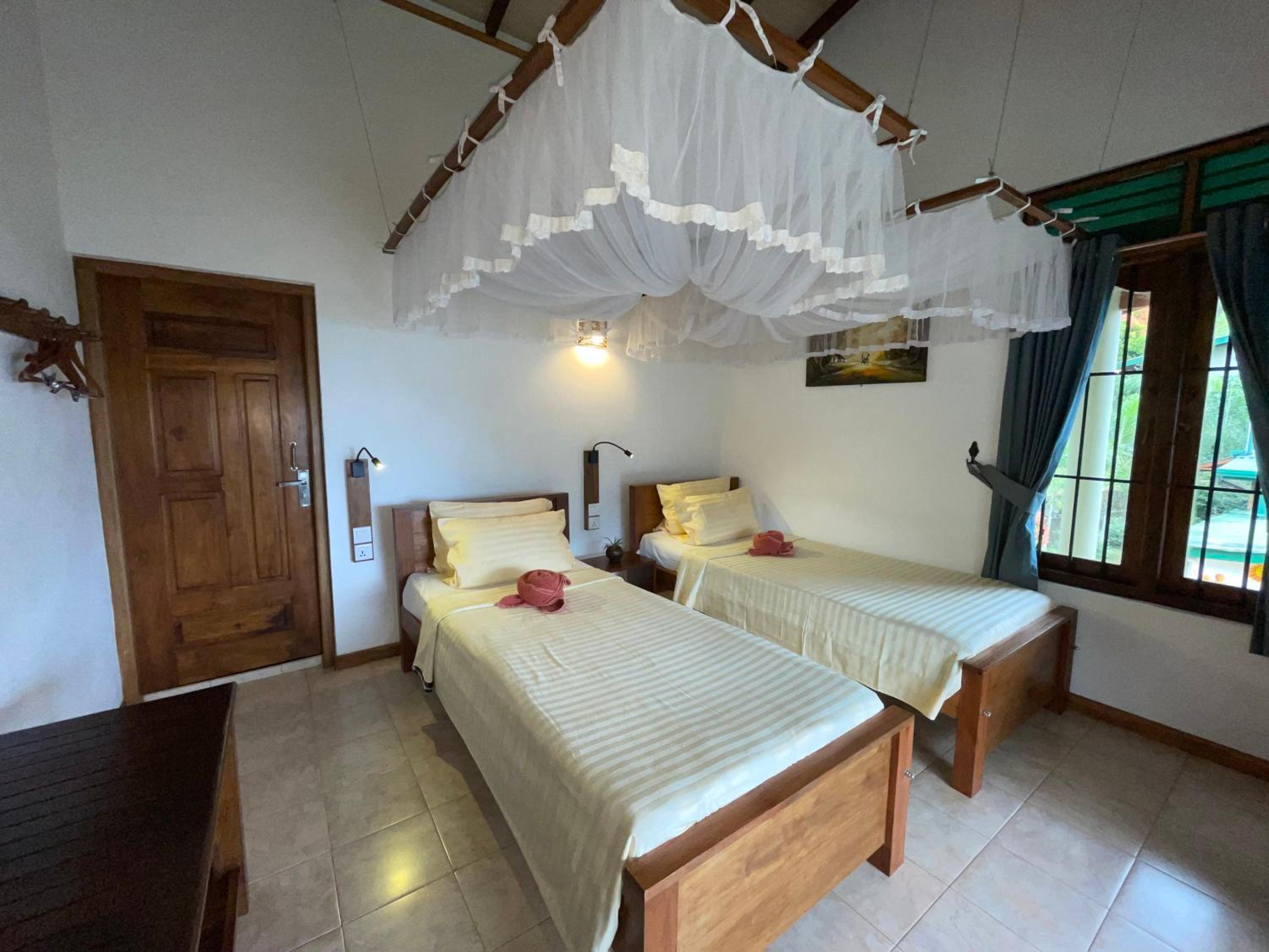 Standard Twin Room with Mountain View