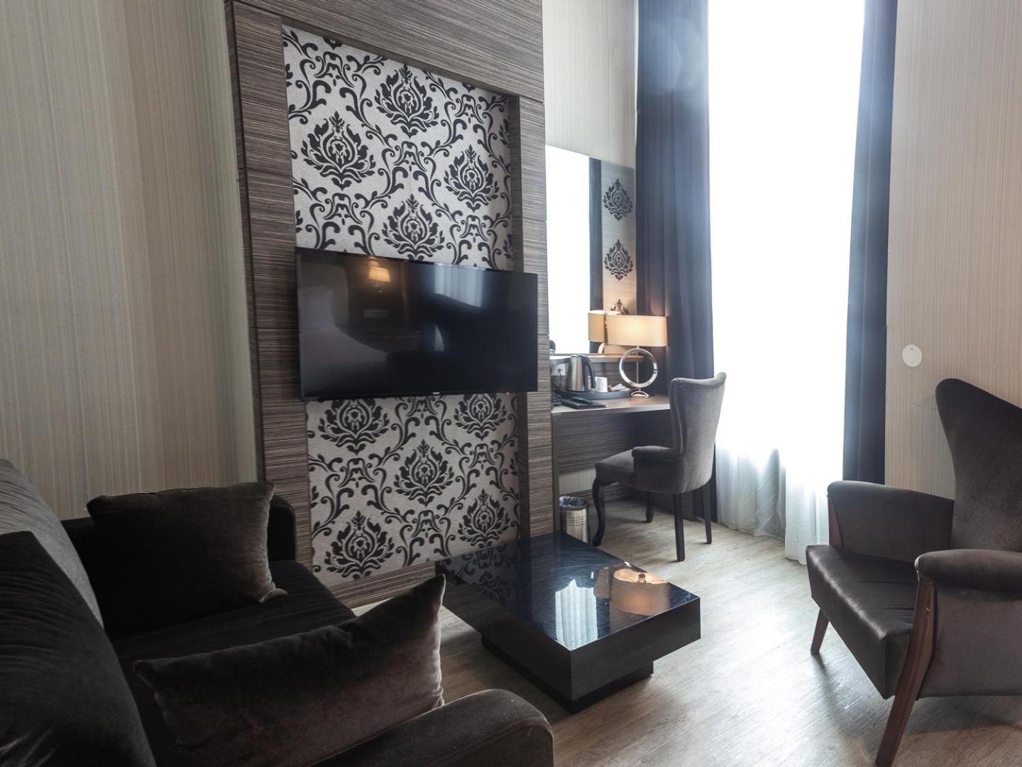 Deluxe Double Room thumbnail 5