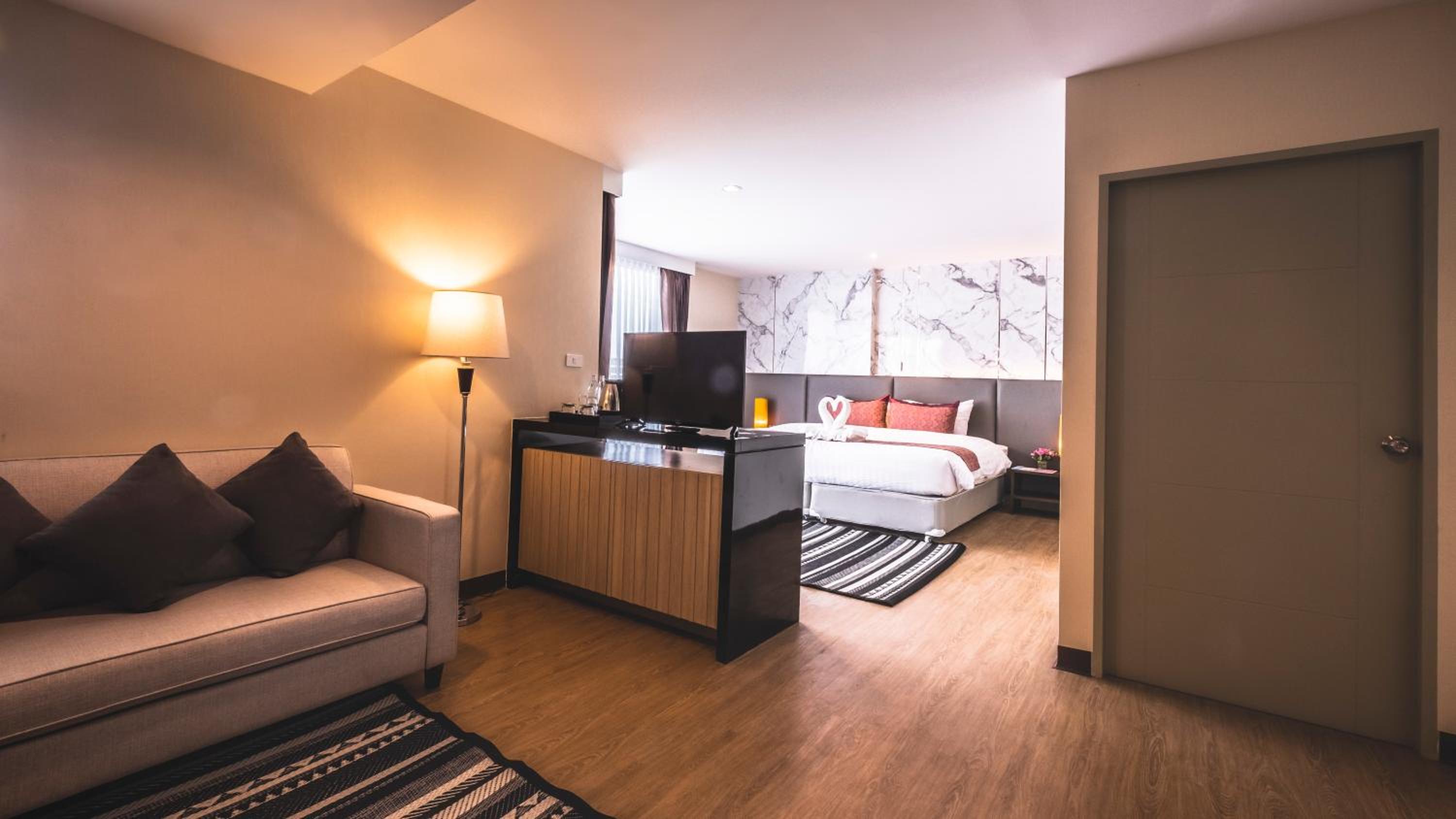 King Suite with Balcony - Photo 7