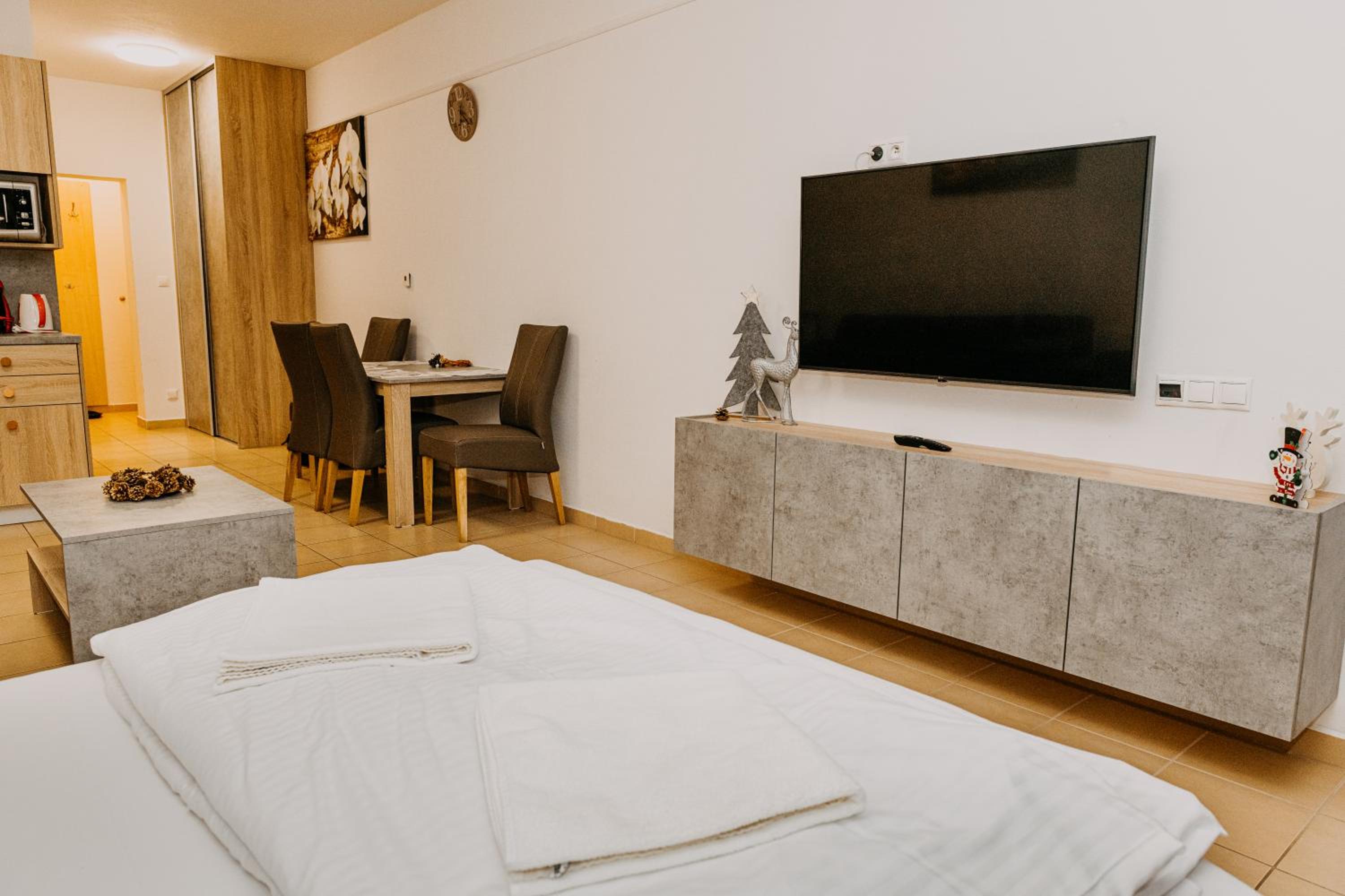 Apartment with Balcony - Photo 9