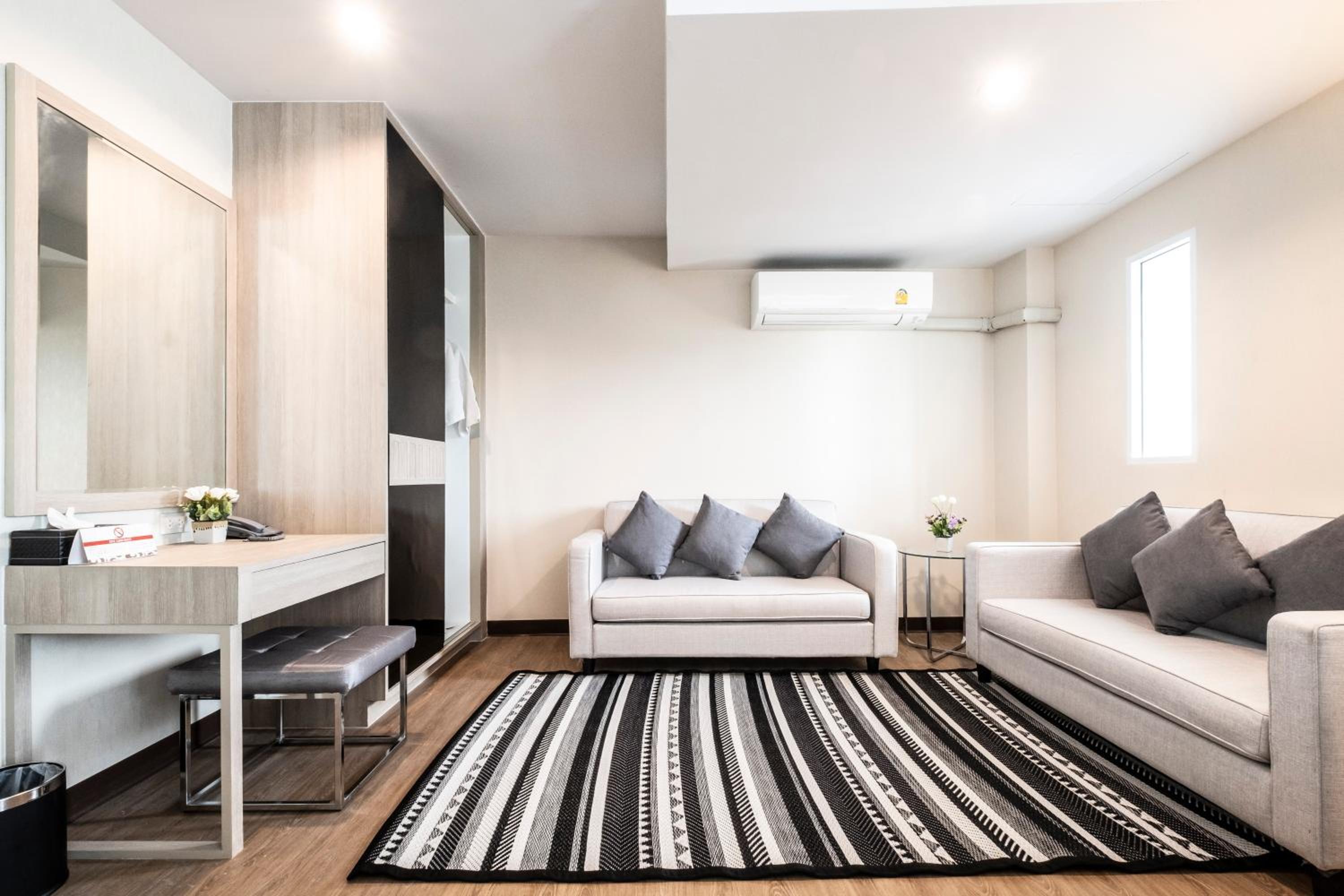 King Suite with Balcony - Photo 6
