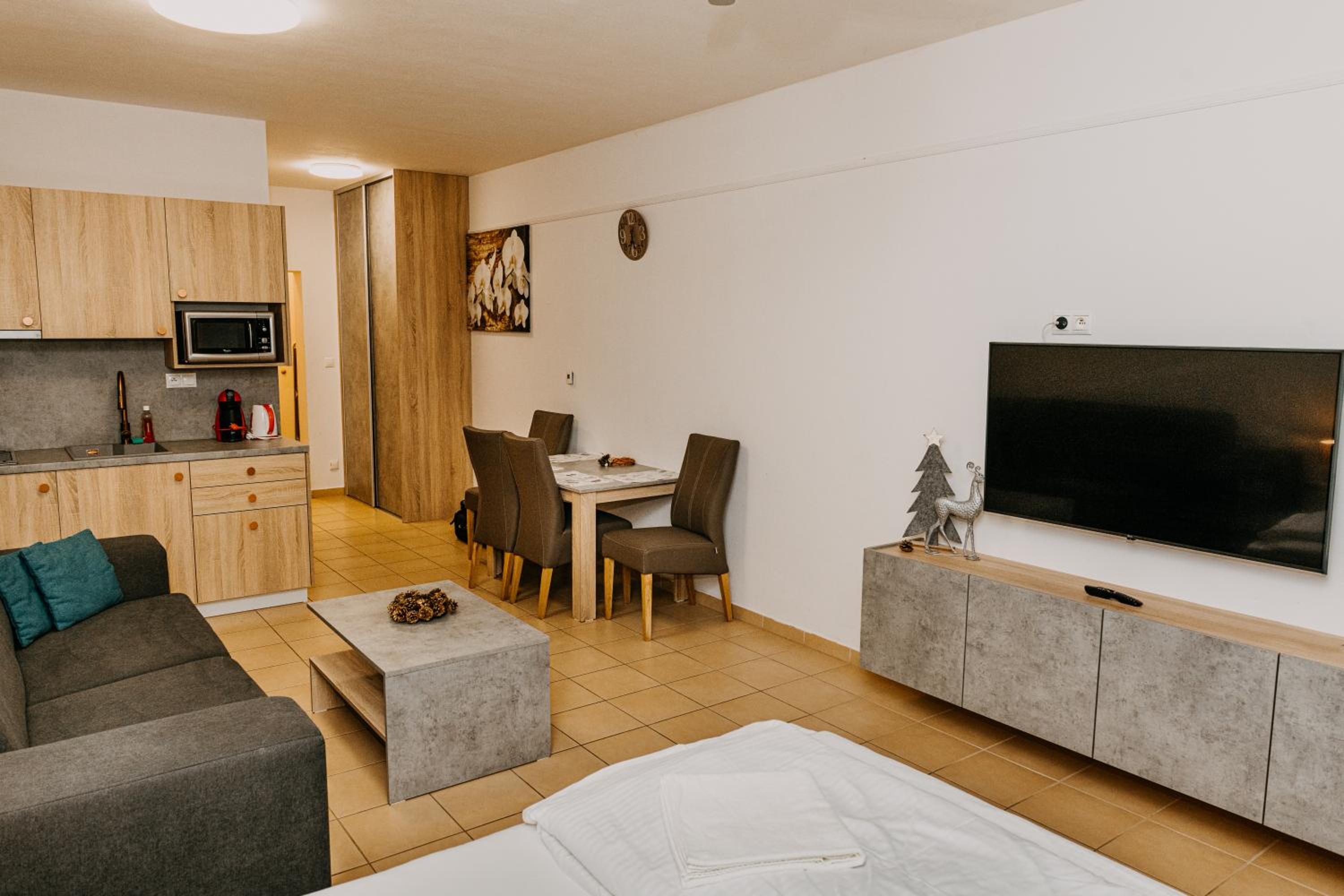 Apartment with Balcony - Photo 25