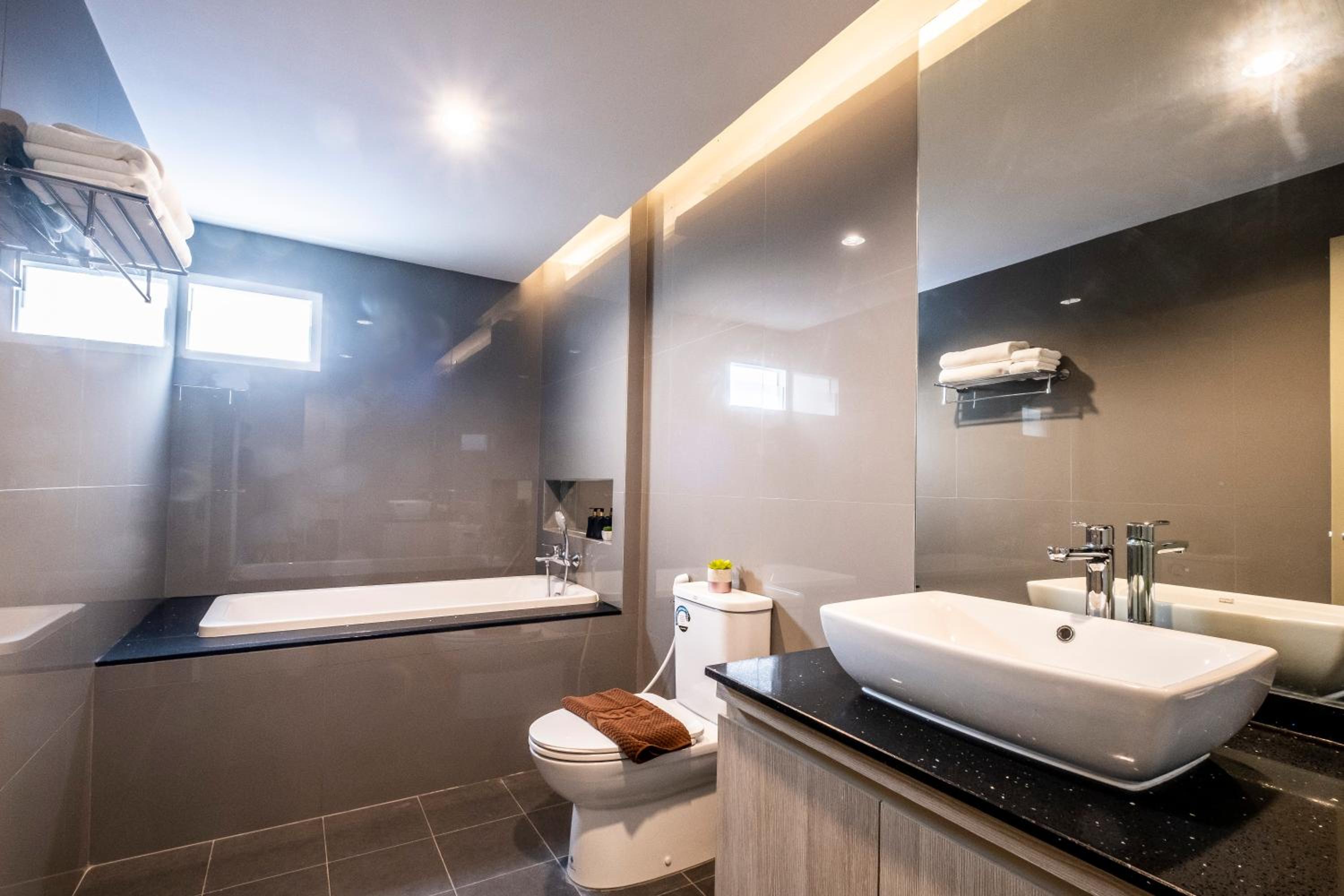 King Suite with Balcony - Photo 10