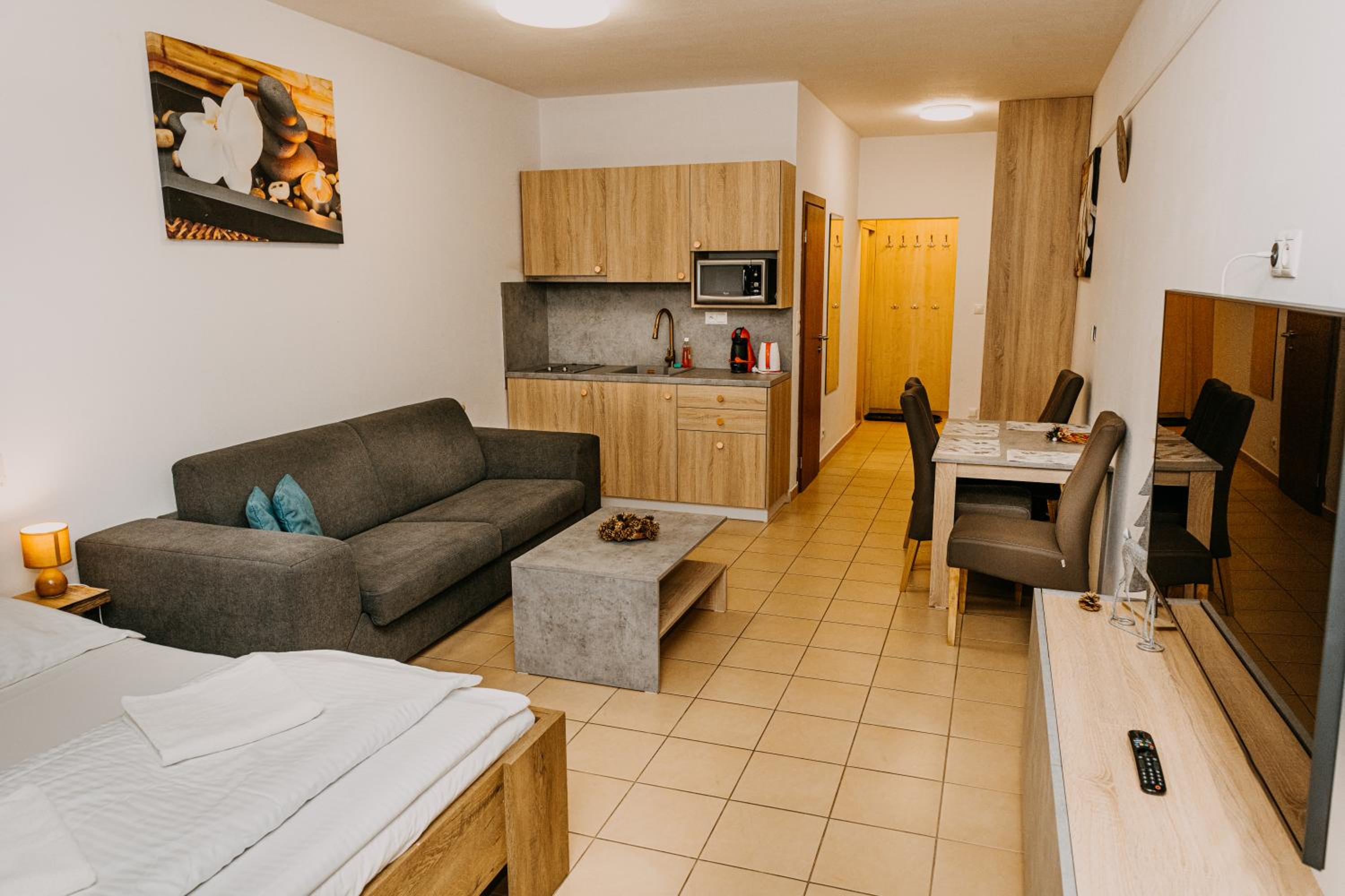 Apartment with Balcony - Photo 7