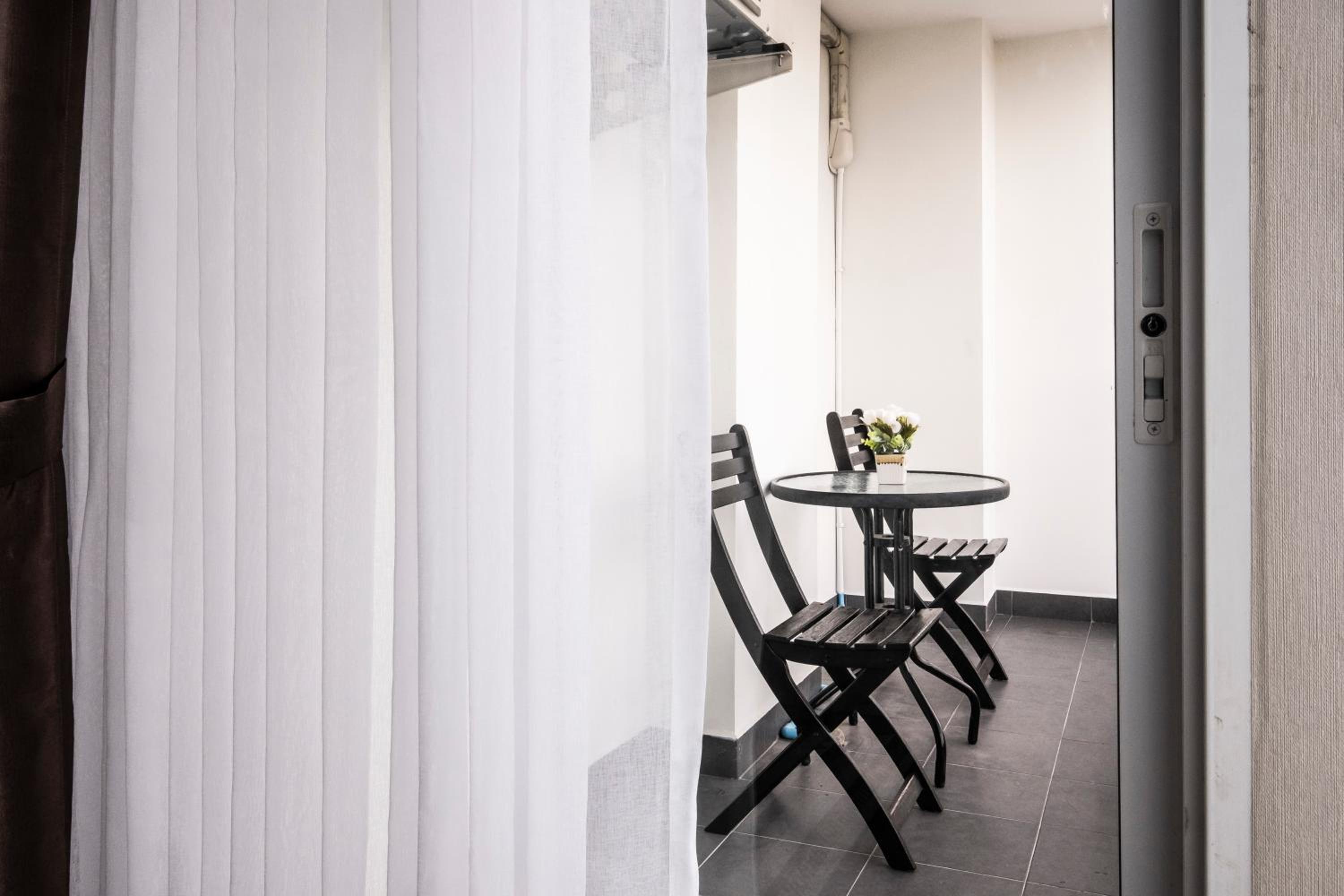 King Suite with Balcony - Photo 4