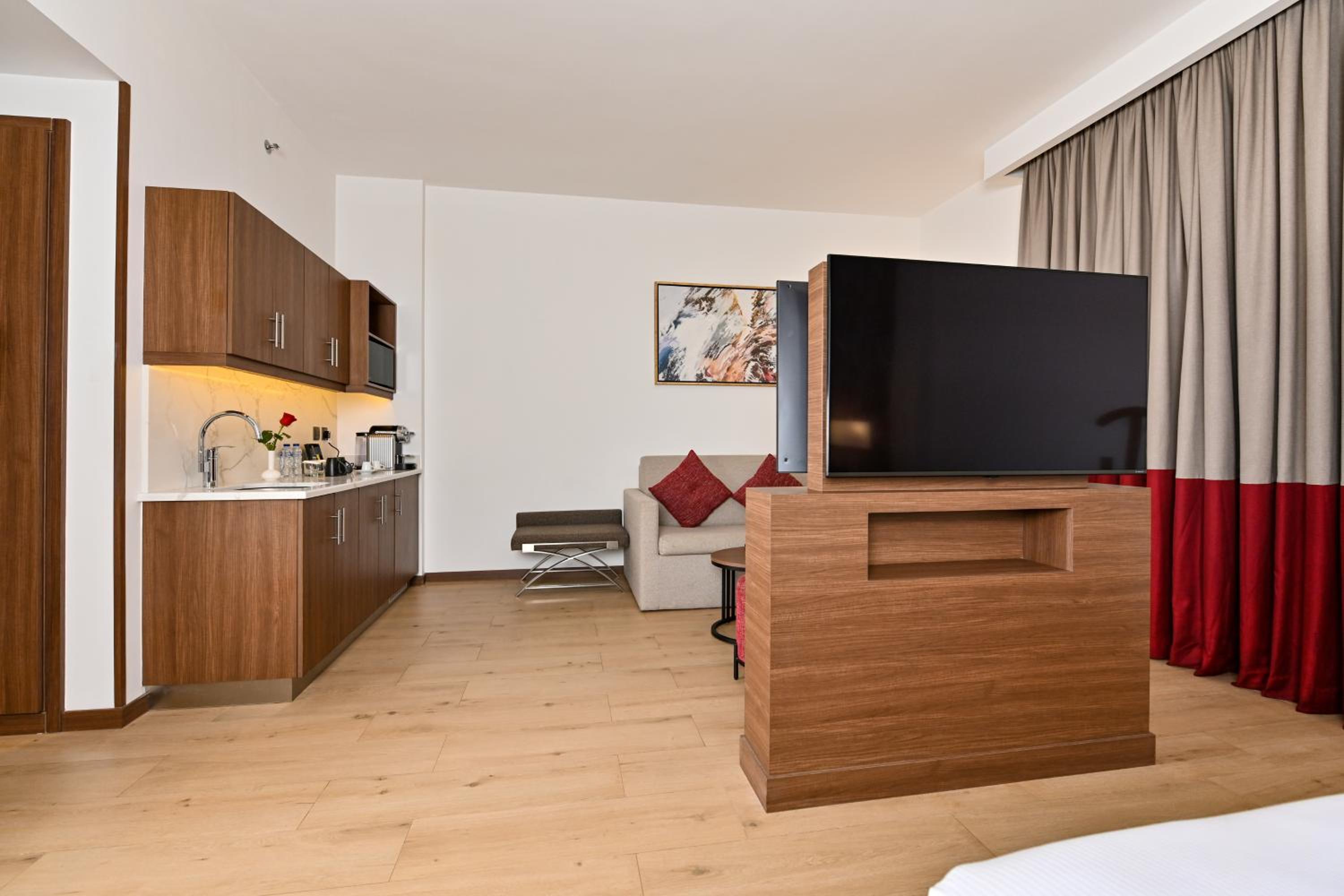 Studio King Suite - Photo 4